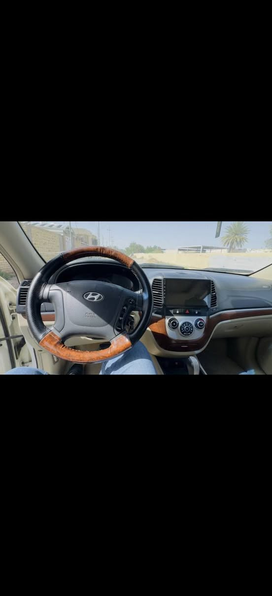 السلام عليكم ورحمة الله وبركاته
للبيع: هيونداي سنتافي 2008 (خليجي) 🚗✨
​📍 مكان السياره قضاء الفجر / ذي قار
​المواصفات والتفاصيل:

• المحرك: 6 سلندر (2.7L)  

• الدفع: فور ويل (4WD).

• المواصفات: سبعه راكب ،فتحة سقف، مثبت سرعة، شاشة أندرويد حديثة.

• التكييف: تبريد وتدفئة شغال وممتاز

• الرقم والسنوية: رقم بغداد، السيارة باسمي، والسنوية ماساقطة 

• الوضع العام: مكفولة من كلشي عدا الموضح بالصور 

​السيارة جاهزة من كلشي وما تحتاج أي مصروف، حدادية ومكينة وتبريد بشرط الفحص.

📞 للتواصل: (***********)
