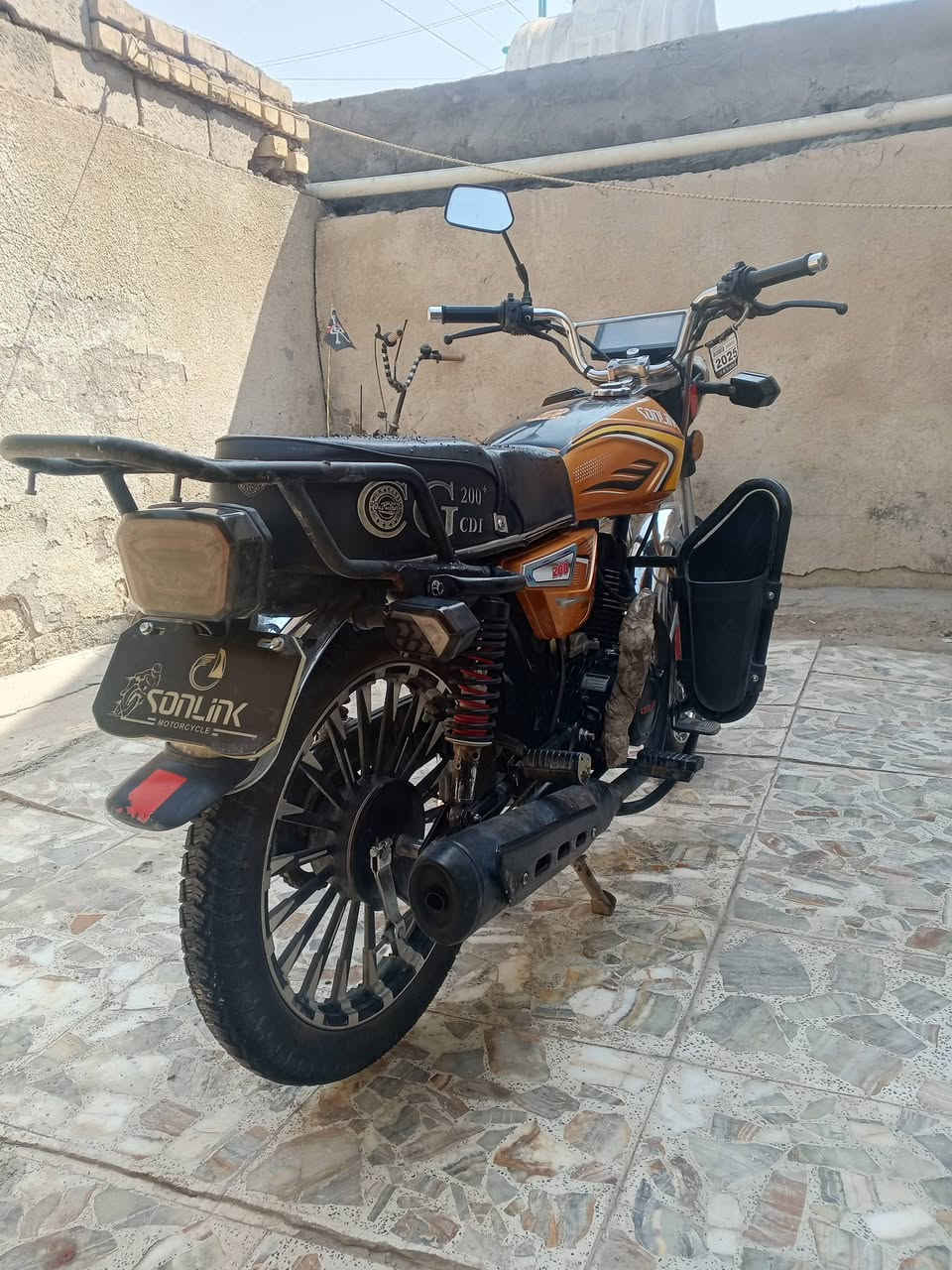 🏍️ للبيع دراجة سونك موديل 2025 
دراجة سونك 200cc موديل 2025، نظيفة ومرتبة وحالتها جيدة جداً، مثل ما واضح بالصور  واوراق منفيس كارتون موجوده ومكاتبه شراء موجوده ومكفوله ✨

🔸 موديل: 2025
🔸 المحرك: 200cc
🔸 تشغيل وأداء جيد
تخم تايرات جديد قبل شهر شديتهن 
🔸 الدراجة جاهزة للاستخدام
الدراجه فقط بيها ملاحظات 
المازده طاكه من جهة وحده بس طبيعي تشتغل عالي ناصي اشاره وميحتاج تبدلها 
والكير مال نمره الي يرجع طاك بس ميحتاج تبديل لان نمره سهله وطبيعي وتبديلها ميكلف ١٠ بس 
والدراجة مبدل الها كازكيت فقط كازكيت فقط 

💰 السعر: [650 الف] وبيها مجال للشراي 

📍 الموقع: سبع البور – ال4000
📞 للتواصل: [***********]

