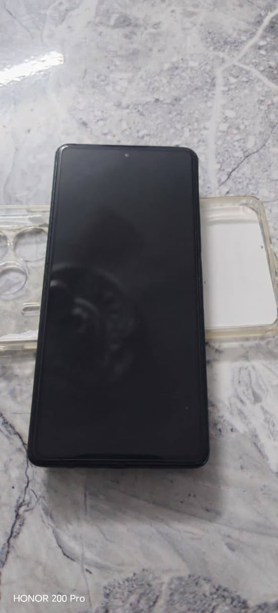 سلام عليكم موبايلTECNO POVA 6 Pro لل بيع ذاكرا 256 بوبجي 60 فريم فول سلاسه سعر 125 بي مجال  بس لاقطه عاطله وسماعه بيه جزه

نص مكتوب في الصور:
- HONOR 200 Pro