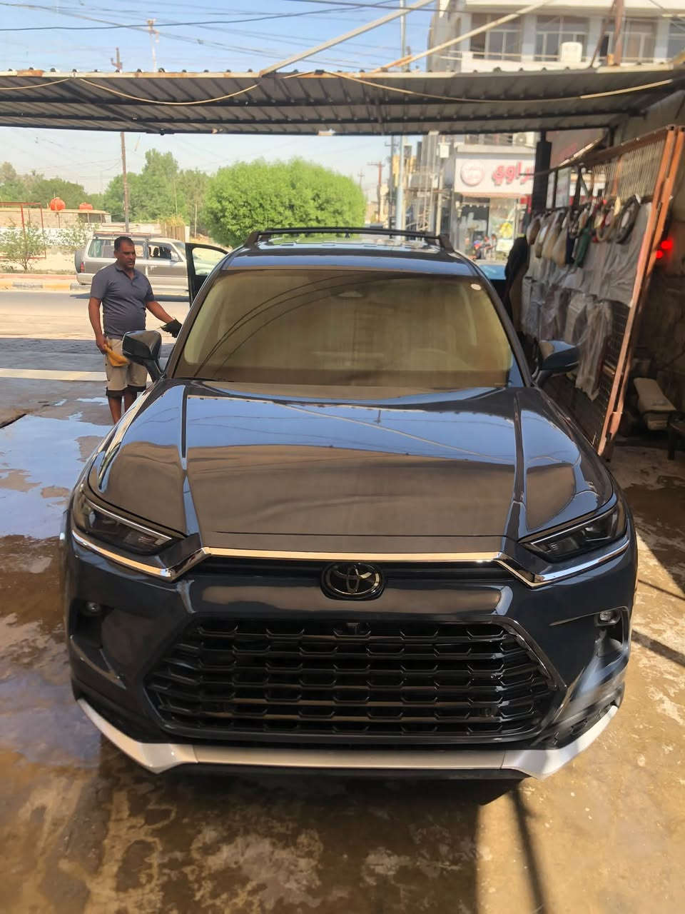 تويوتا جراند هايلاندر LE زيرو 2025 (Grand Highlander LE Hybrid)
سيارة عائلية فخمة وعملية جداً بحالة الزيرو تماماً (ماشي أقل من 1,000 ميل فقط)، مجهزة بالكامل ومحولة وجهية بلاتينيوم مميزة!

⚙️ المواصفات الأساسية لفئة LE:  

 الموديل: 2025  

 المحرك: 2.5L هايبرد (AWD) – اقتصادي جداً بالبنزين وقوي.  

 المسافة المقطوعة: أقل من 1,000 ميل فقط (زيرو).  

 المقاعد: 3 صفوف يتسع لـ 8 ركاب (مقاعد مخمل فاخرة مع تحكم كهربائي لمقعد السائق 8 اتجاهات).  

 الشاشات والتقنيات:  

 شاشة عرض لمسية مركزية كبيرة 12.3 إنش تدعم Apple CarPlay و Android Auto (وايرليس بدون واير).  

 شاشة معلومات دجتل للسائق (MID) بحجم 7 إنش.

 7 منافذ شحن USB-C موزعة على كل الصفوف.

 التكييف: أوتوماتيكي ثلاثي المناطق (Tri-Zone) مع تحكم منفصل للمقاعد الخلفية.  

 الباب الخلفي: الصندوق ينفتح ويغلق كهربائياً (Power Liftgate).  

 الويلات: ألمنيوم قياس 18 إنش.  

 أنظمة الأمان (Toyota Safety Sense 3.0): رادار أمامي، تحديد وتتبع المسار، مثبت سرعة متكيف، نظام مراقبة النقطة الكوراء (BSM)، وتنبيه المرور الخلفي (RCTA).  

✨ التعديلات والإضافات:  

 الوجهية: تحويل الدعامية الأمامية بالكامل مع اللحية والنيكلات إلى فئة البلاتينيوم (Platinum) لمظهر أفخم وأقوى.  

 الكشافات: شد كشافات ضباب أماميّة جديدة (فوق لايتس / Fog Lights).  

🛠️ تفاصيل الحادث والتصليح (بكل أمانة وشفافية):

 البنيد: تبديل بنيد تجاري، مصبوغ صباغ درجة أولى ومسوي له بولش كامل.  

 الدعامية: صبغ درجة أولى ومحولة لبلاتينيوم.  

 التلميع: بولش وتعديل للأماكن اللي كان بيها جلغات بسيطة ورجعت نظيفة.  

⚠️ ملاحظات بسيطة جداً:

 طخة كلش خفيفة بالباب.

 جلغة بسيطة بالكاملوغ تطلع وتختفي بالبولش (مو فد شي مؤذي نهائياً).

📋 شرط الفحص:

المحرك، الجير، الهايبرد، الأيرباجات، الشاسي، والكهربائيات بشرط الفحص الكامل في أي مكان تعجبك.

📍 المكان: [المحمودية / بغداد]

💰 السعر المطلوب: [ ورقة 330]

📞 للتواصل والاستفسار: [***********]
