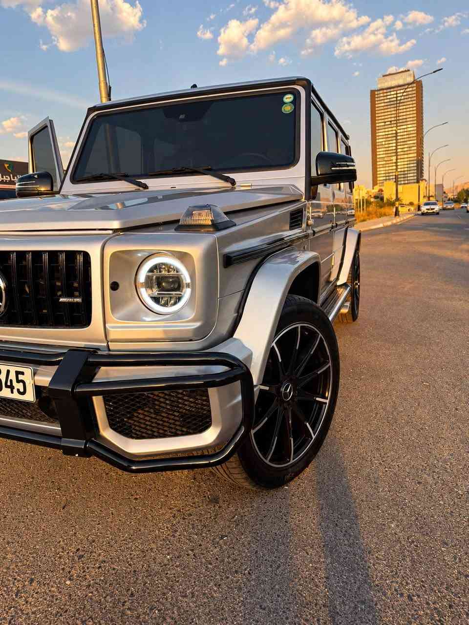 السلام عليكم
من رخصة الأدمن

Gclass 2003 
السعر 25.500 يعني 255 ورقة
للبيع أو المراوس حسب القناعة جي كلاس 2003 أصل بلادي بدوووون صبغ فقط من الأمام لغرض التحديث محرك يجي بلادي مال غواصه سعره بالشيخ عمر 400 $ الغرفة بلادي
وتشتغل حتى على بنزين عادي 
السقف كنتاره كهربائيات كلها بلادي وشغال
حتى إنارة الشمسيات شغالة
بيهه شاشه عالدشبول كعدتها اتخبل
مقاعد كهرباء وتدفئة
تخم تاير وباتري وفيت بم جديد
ويل كب برابوس 22
سستم صوت 🔊دمام
تبريد ثلج
حداديات جيده جدا
سلايت روف شغال
الشاصي من جوه قطرة خياس ما بي مال حديث تشوفه
السياره مو تلزيك كلشي بيهه بلادي

رقمها دهوك وبأسمي وسنويه عظم الجديده

السياره حتى الأعلى من موديلها مو بنظافتها أترك كلمة طيبة ولتكسر بحلال ما شايفة

حاليا اني بدهوك سياحه وجاي بيهه الجمعه ارجع بغداد والسيارة بالدورة موجوده

النقوصات كيلو متر واكف وطوافة البنزين غلط

***********
