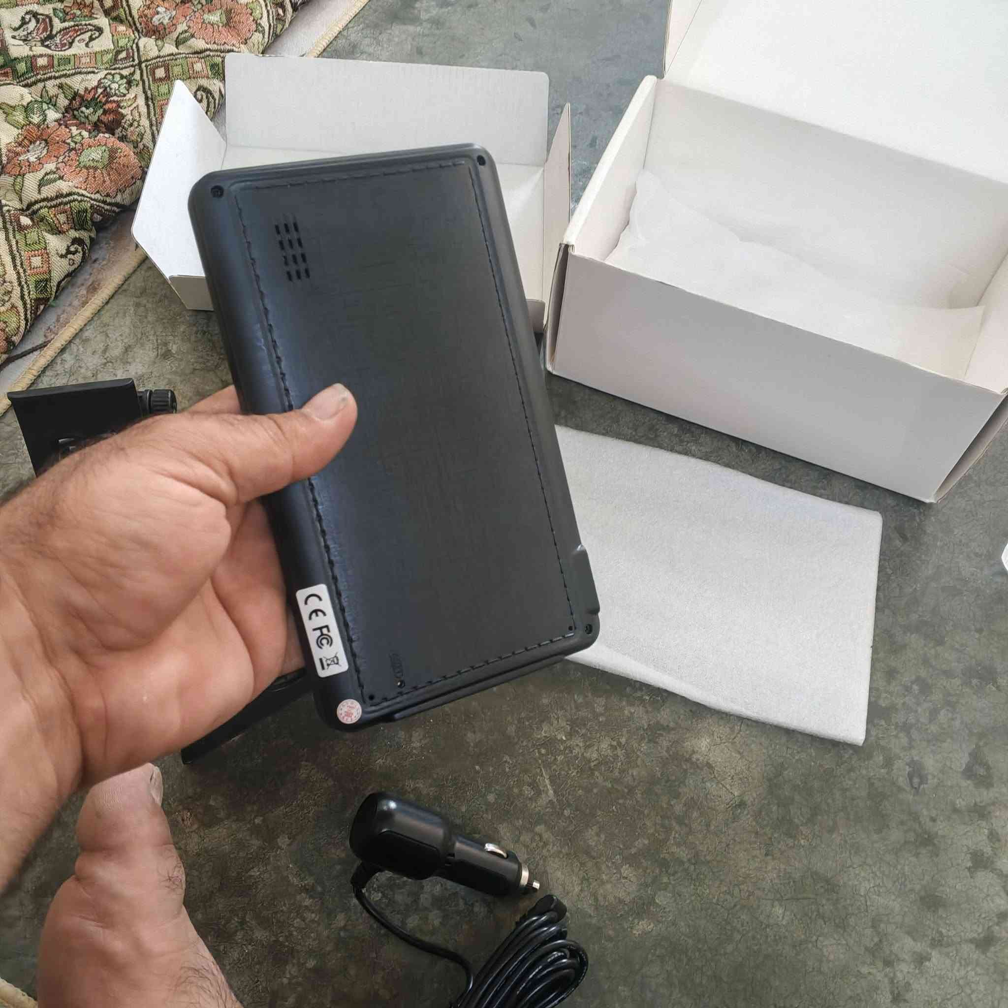 السلام عليكم شاشه جوكر جميع السيارات ع جداحه السياره 
تشتغل تثبت اب يمكان تريده عدي ثنين سعر الوحده50وبيها مجال
***********
