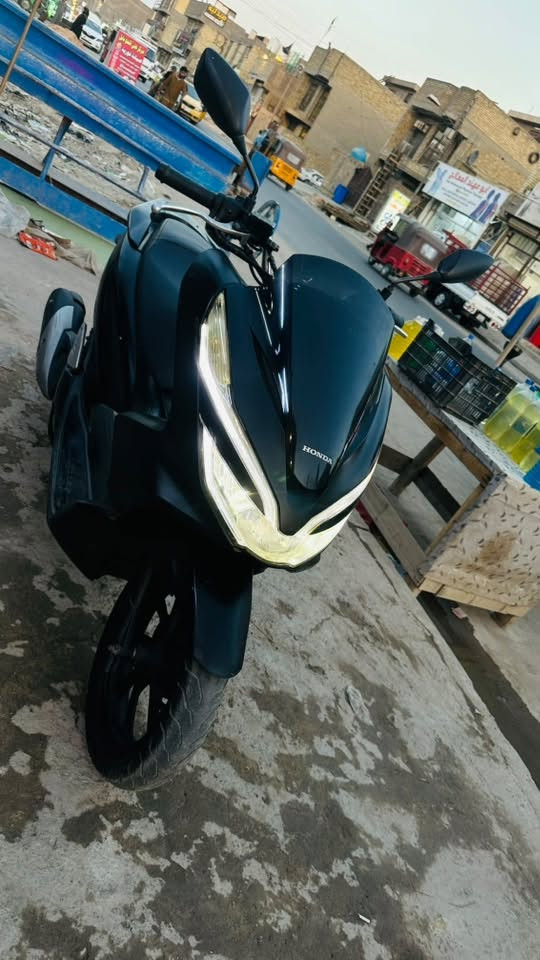 السلام عليكم دراجه  PCX  الجيل الثالث ياباني
الون اسود طافي 
تدفئه حساس ازدحام حساس استان بصمه الدراجه نضيفه  العنوان بغداد الرئاسه مال العبيدي شارع 20
السعر 14 $  
هذا رقمي ***********
