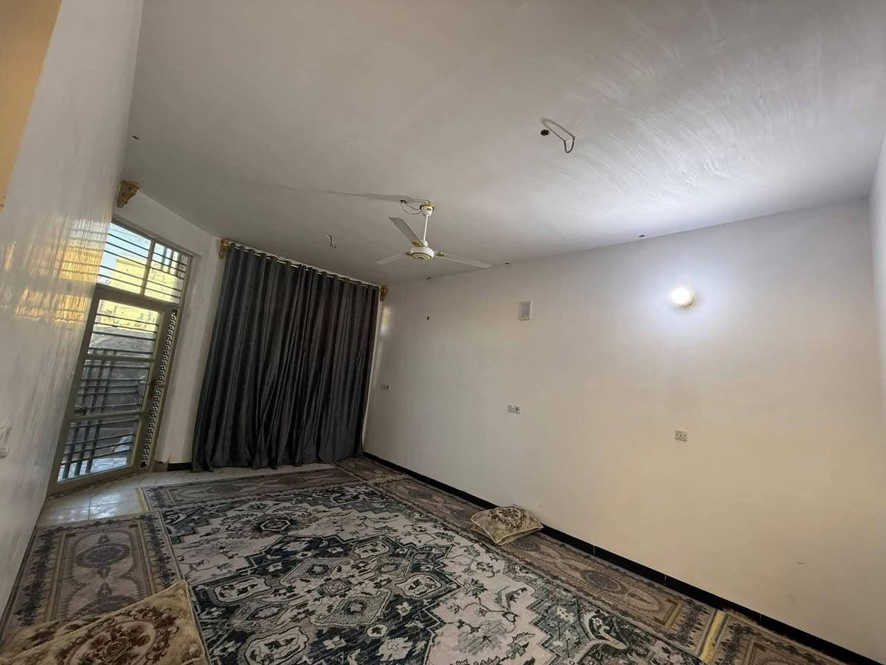بيت مساحه ٢٠٠ متر طابق ونص للبيع العنوان بغداد ابو غريب للاستفسار هاذه الرقم ***********
