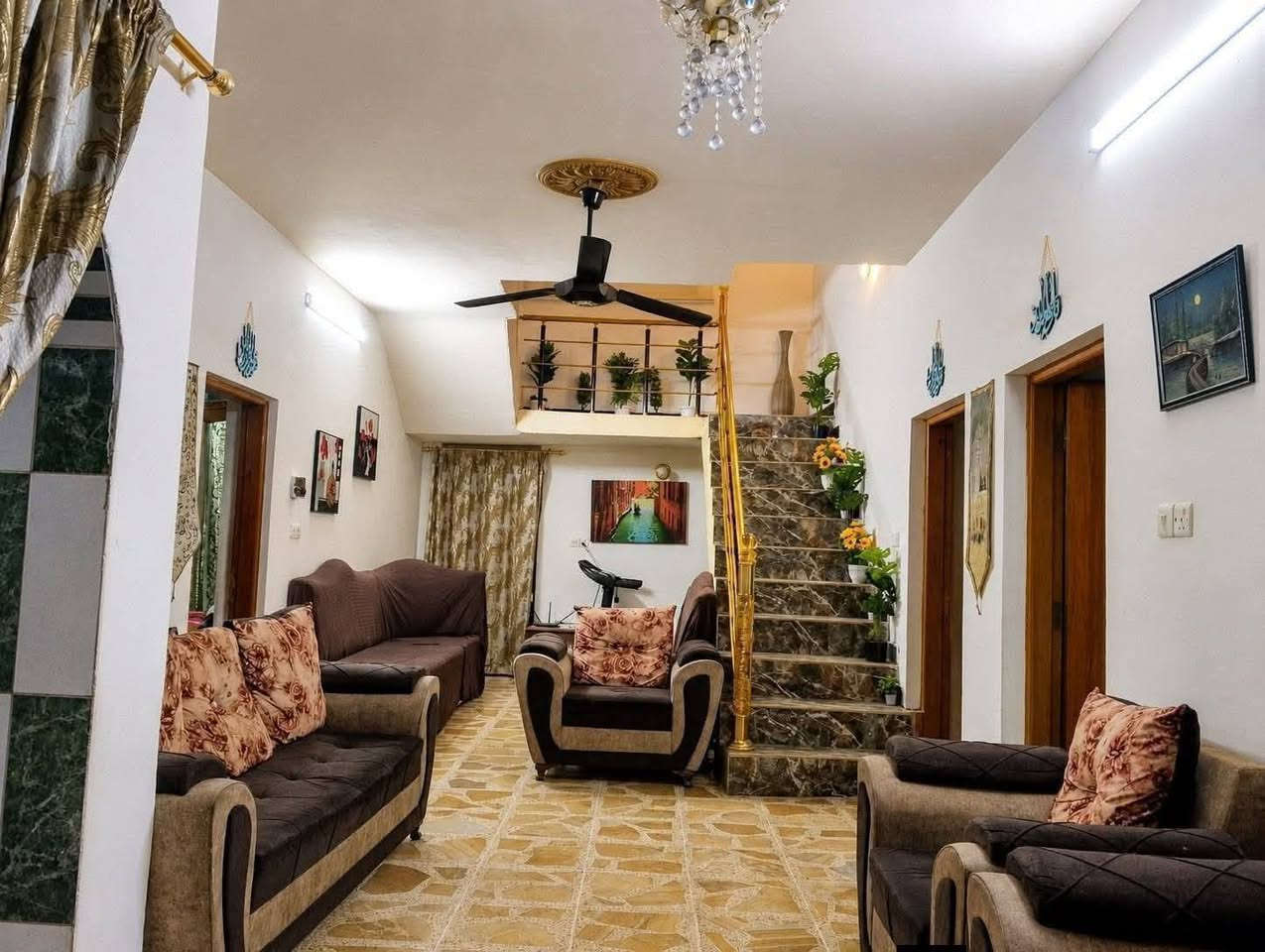 السلام عليكم
دار للبيع في حي الجبيرية الثانيه 
الدار بناء حديث يقع قرب الشارع العام مقابل الشهداء 
✅ المساحه 250 م 
✅ حديقه واسعه 
✅ كراج مع مضلة حديثه
✅ صاله كبيره 
✅غرفة خطار 4×7
✅ ثلاث غرف نوم مساحة كل غرفه 4×5 
✅ غرفتين طابق اول والغرفه الثالثه في الطابق الثاني 
✅ مطبخ كبير 4×5
✅ صحيات داخليه و خارجيه
✅ الواجهه 12,5 والنزال 20
✅ بناء جناي وليس تجاري
✅ الدار بأسمي شخصياً 
          للأستفسار الأتصال *********** او واتساب
