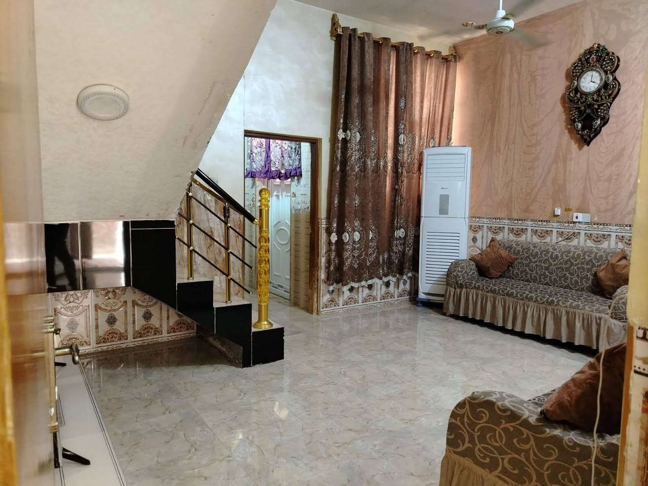 السلام عليكم #متاح بيت طابقين مساحه ٨٣ متر يتكون الدار من استقبال وصاله وغرفه نوم ومطبخ وصحيات دار جاهز للسكن موقع الدار التأميم حي ٨ شباط السعر ٧٥ قابل للتفاوض للتواصل ***********
