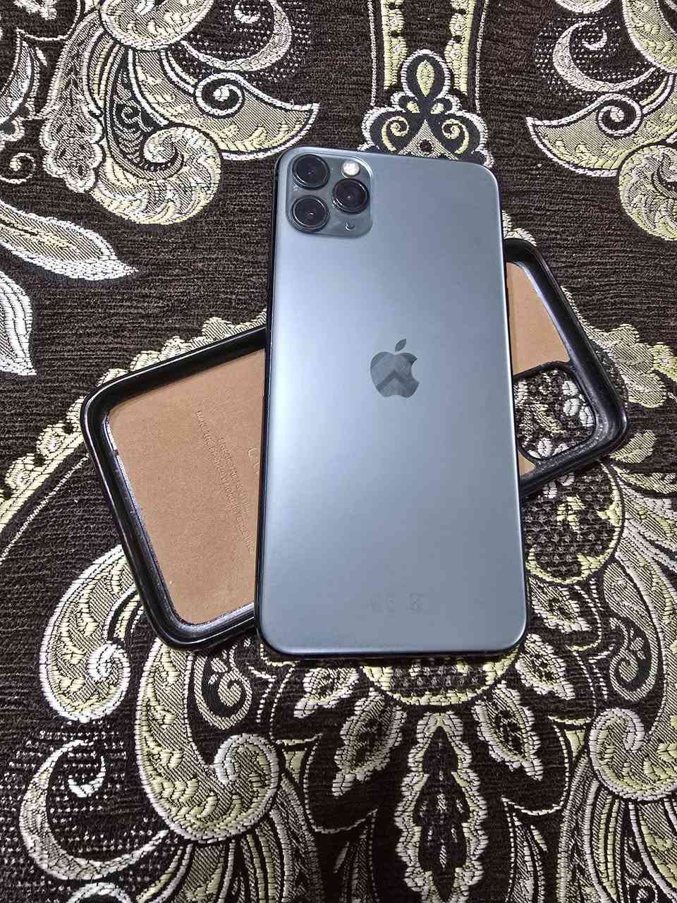 ايفون ١١ برو ماكس • ذاكره ٢٥٦ • بطاريه ٧٤