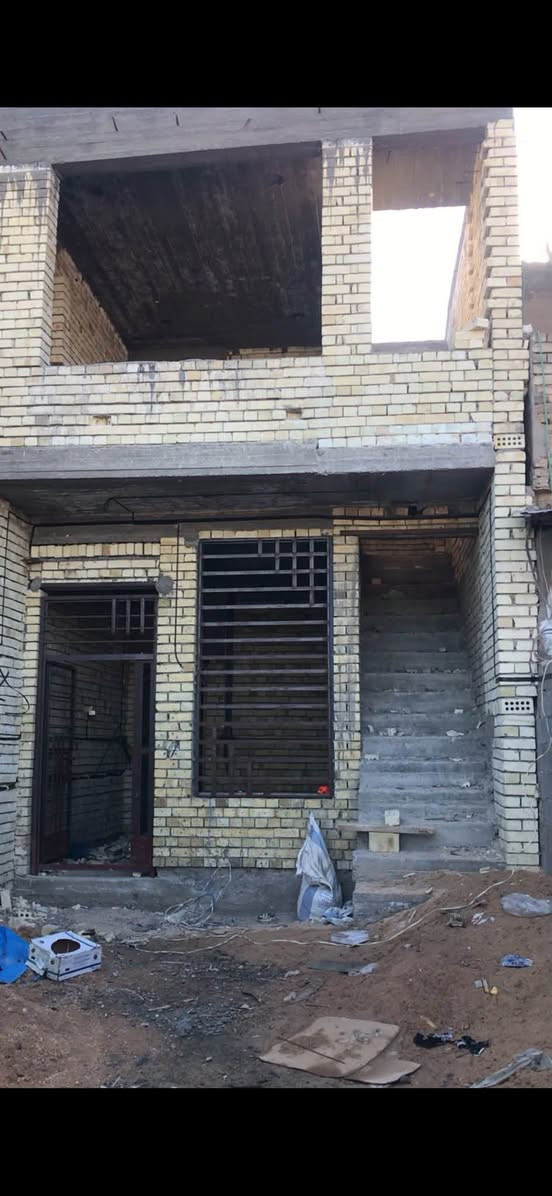 سلام عليكم.                                                                 هيكل مساحة ٨٠ متر طبو صرف ماسس كهرباء                       ماسس بوراي اساله بس طبق لاول ماسس                             يحتوي ٣ غرف نوم مطبغ وصاله منور حمام داخلي.               حمام خارجي ماسس كهرباء ماي عدك تشجير ١٣ متر.            سعر البيت ١٣٠ رقم ***********

