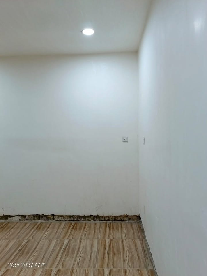 بيت للايجار بناء حديث 250 وبي مجال
***********
