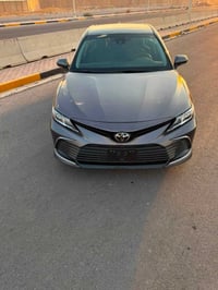 تويوتا كامري 2023 📍 وارد أمريكي بصمة Le  الممشى 15.000 Km الضرر كما مو...