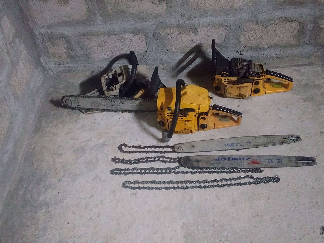 ثلاث ماطورات خشب وأحد شغال بس يكطع والباقي مايشتغلن السعر 40 وبيهن مجال قرية سيد حمد للتواصل ***********
