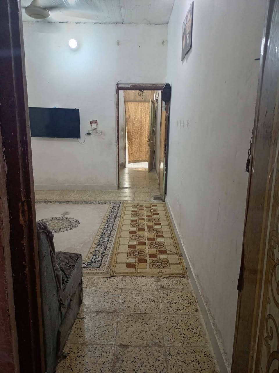 نزلت علي الامير قرب مستوصف مساحته 100 مبني غرفه وهول ومطبخ كلهن لبخ وبياض ولارضيه كاشي باب شارع سقف سندويج مرقم بلديه مجاري شارع مشتركين سعر 20بيه مجال ***********واتساب
