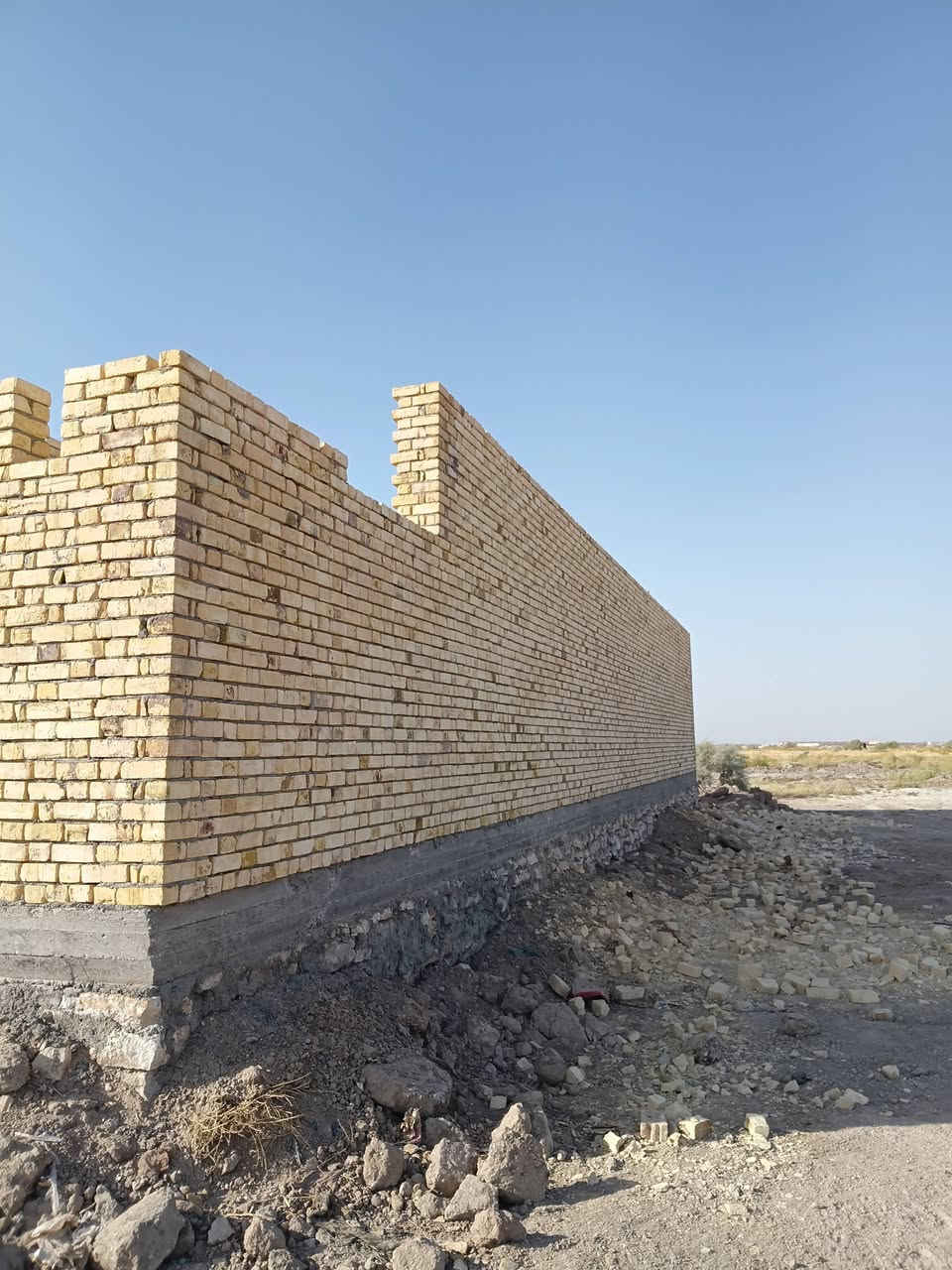 على بركه الله هيكل للبيع يتكون من غرفتين وبراني ومطبخ مع صحيات المساحه ١٥٠ متر واصل ماء ومجاري فقط في المزرع القطعه كدامه متنزه رقم العقار ٨٨٨ الوجبه الاولى الاتصال *********** بيه واتساب
