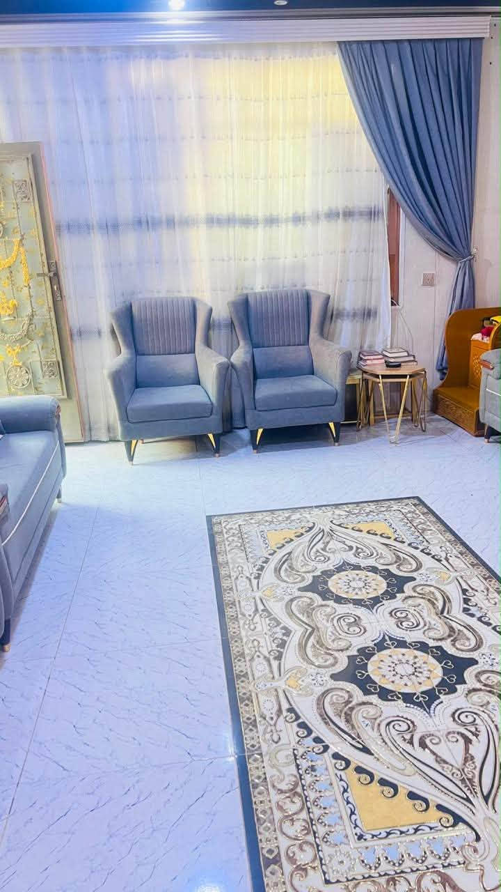 السلام عليكم 
بيت للبيع مساحة 170 متر 
العنوان كربلاء حولي ابو مهدي المهندس  قريب على الامام وعلى الزوار يبعد عن الشارع العام تقريباً 50 متر 
غرف نوم عدد 2 
صالة 
مطبخ 
استقبال 
حمامات داخليه وخارجيه 
للاستفسار الاتصال على الرقم ***********
يباع مع الاثاث
