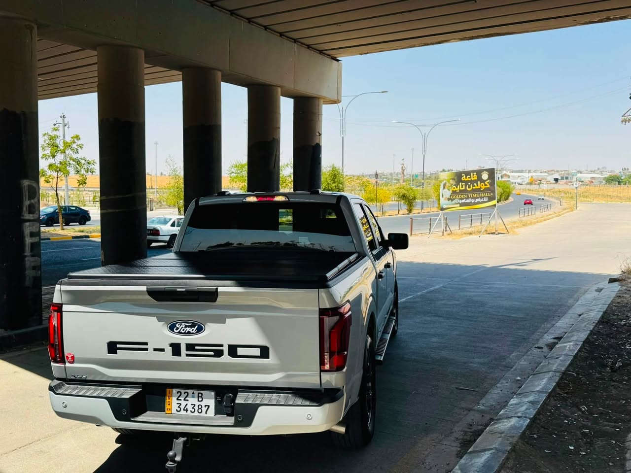 للبيع: فورد F-150 STX موديل 2024
* الموديل: 2024
* الماركة: Ford F-150
* الفئة: STX
* الكابينة: SuperCrew (أربع أبواب)
* المحرك: 2.7 لتر EcoBoost V6 توين تيربو – 325 حصان تقريبًا 
* ناقل الحركة: أوتوماتيك 10 سرعات 
* نظام الدفع: 4×2 (دفع خلفي) 
* اللون الخارجي: فضي (Iconic Silver)
* عدد المقاعد: 5–6 ركاب
* تاريخ الإنتاج: 07/2024 (حسب ملصق الباب)

المواصفات

* شاشة معلومات وترفيه 12 إنش.
* كاميرا خلفية.
* تشغيل ذكي (Push Start).
* دخول ذكي بدون مفتاح.
* مصابيح LED.
* نظام المحافظة على المسار (Lane Keeping Assist).
* تحذير النقطة العمياء (Blind Spot Monitoring).
* فرملة طوارئ أوتوماتيكية.
* مثبت سرعة.
* حساسات ضغط الإطارات.
* جنوط ألمنيوم مع إطارات 275/60R20.
لتواصل ***********
