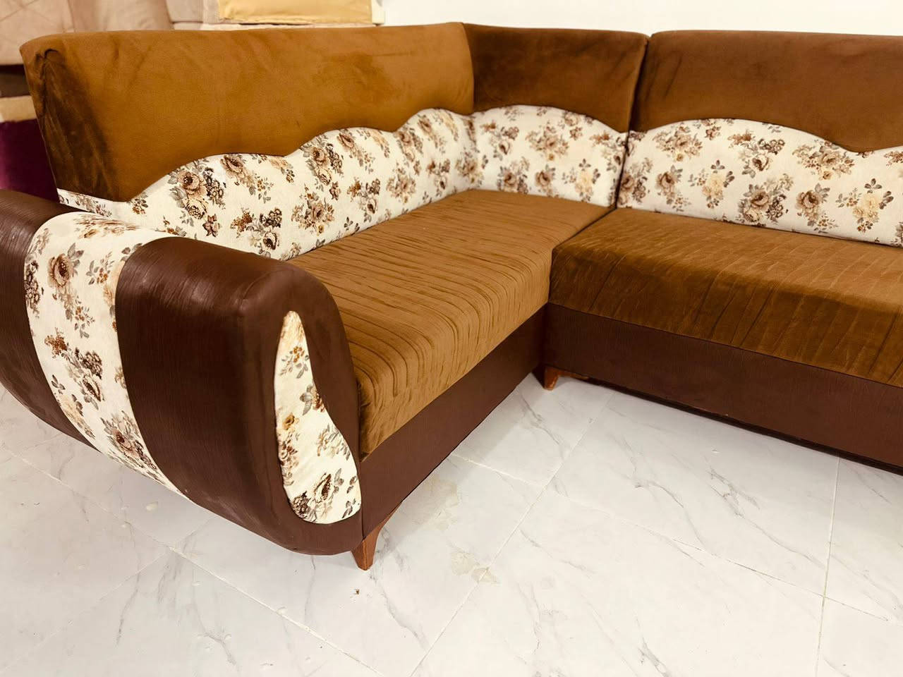 ديوان نضيف بدون عيب عنوان اربيل يوجد توصيل داخل اربيل وموصل ***********واتساب
