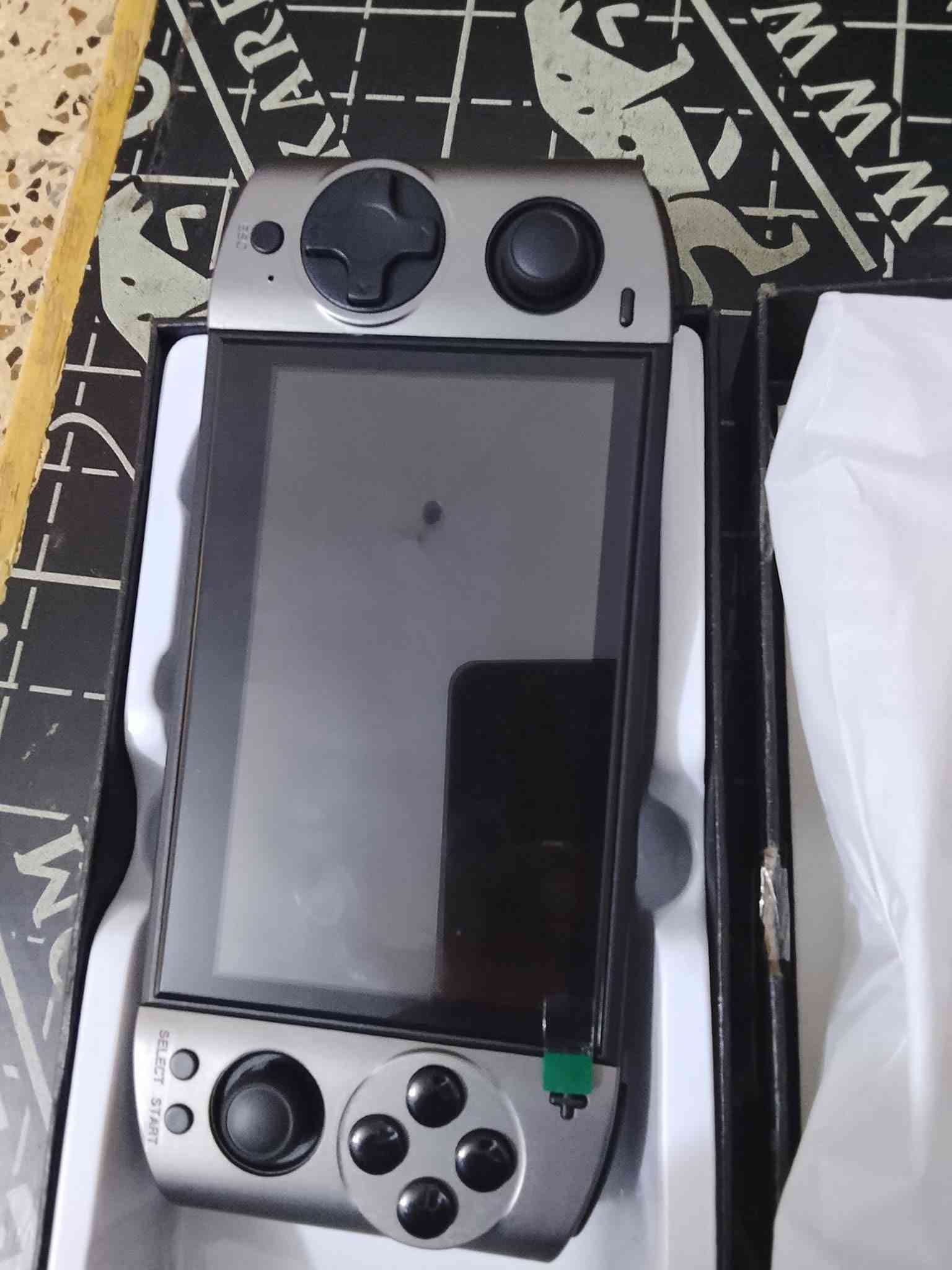 جهاز العاب بهذه الشكل إلي يفيده يخلي سعر وبلعافيه واتساب ***********
