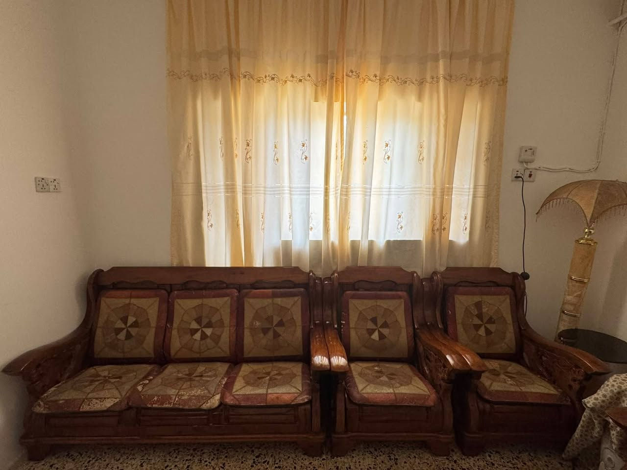 السلام عليكم
تخم خشب ماليزي حفر
كامل ونظيف
السعر ٢٧٥ وبي مجال
للتواصل ***********
