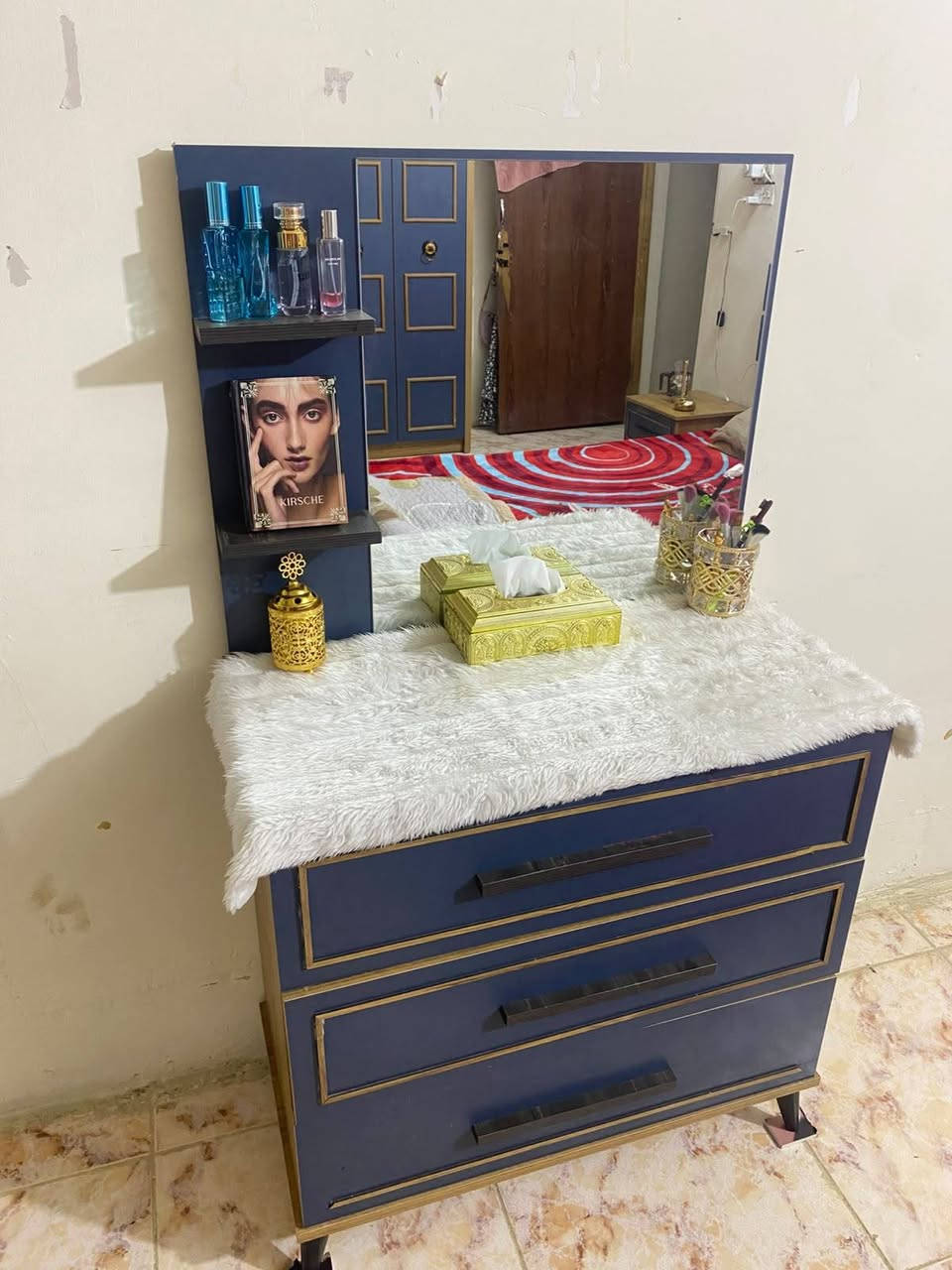 غرفه للبيع 5قطع كامله مابيها اي ضرر نضافتها 100/100 سعرها 375بيهه. مجال عنوان بغداد رقم ***********واتساب
