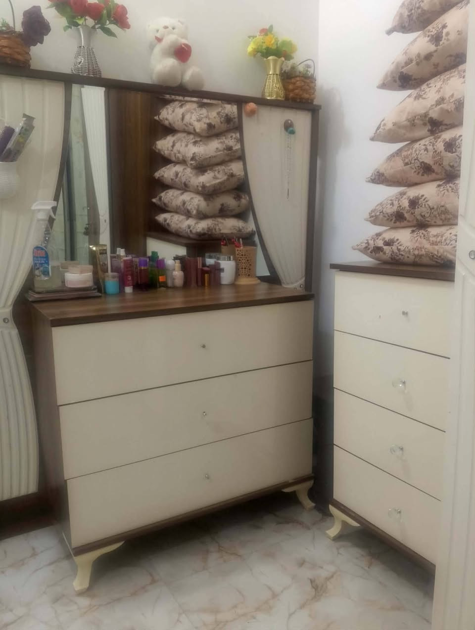 سلام عليكم عندي غرفه نوم للبيع نضيفات كدام العين خابر او تدلل ***********
