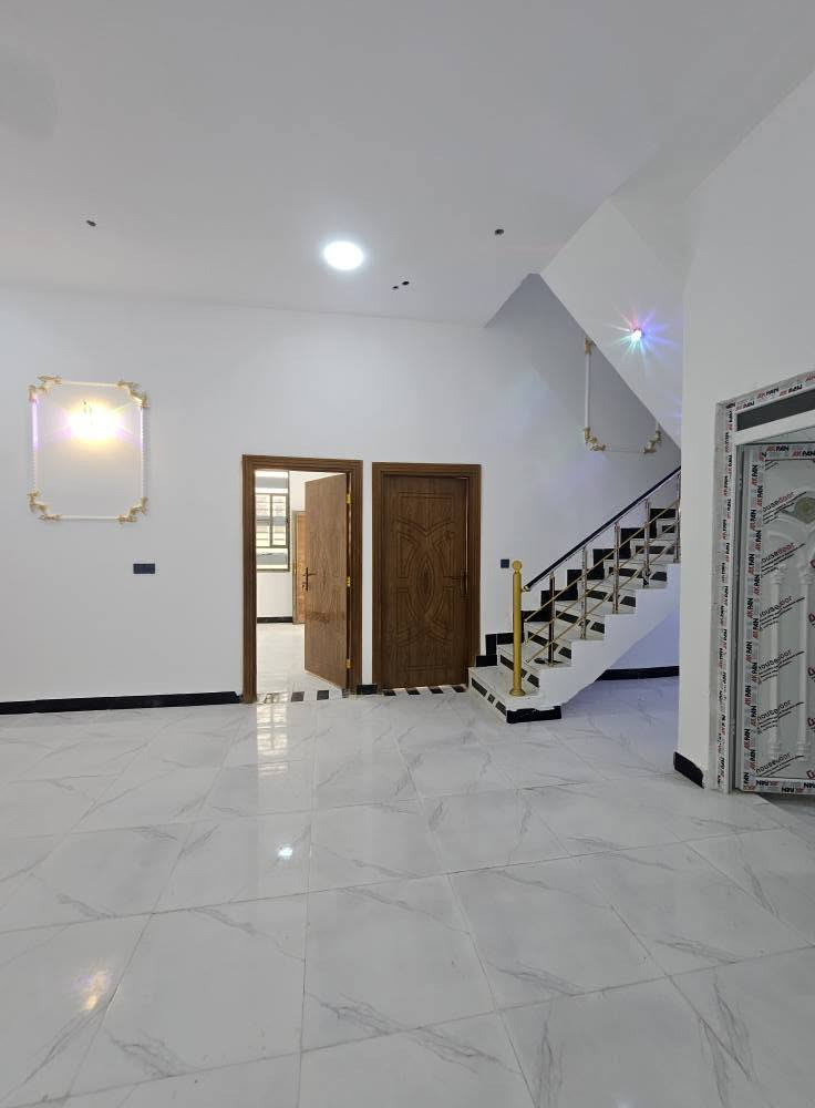 🏡 بيتان للبيع – بناء حديث 🏡
📍 الموقع: البصرة – أبي الخصيب – حمدان 
🔹 المساحة: 150م² لكل بيت. سعر كل بيت 85وقابل للتفاوض 
🔹 الطابو: زراعي عراقي.
🔹 محتويات كل بيت:
غرفتا نوم
صالة
مطبخ
ديوانية
صحيات
كراج
✅ بناء حديث وجاهز للسكن، في منطقة هادئة وقريبة من الخدمات.
📞 للاستفسار والاتصال:
*********** البصرة, العراق
