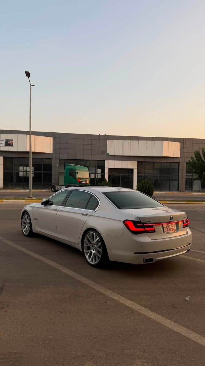 ***********
BMW F01 750LI Xdrive individual 
01 هەموو عێراق - بێ ڕەقەمی دووبەی کۆدی بۆ کراوە
مۆدێلی 2013 کلین تایتڵ  سپی ناو سپی مواسەفاتی Alpina B7 پێنج دوگمە.   فول فول مواسەفات ( داتاشۆ - 360 دەرەجە کامێراو ڕادار و حاسە  - خەتی جادە -هەزازی سوکان - نازور لەیلی - DTR - پێنج مۆدی بەکار هێنان eco-comfort-comfort plus - sport - sport plus -ئۆتۆ پارک - ئۆتۆبرەیک-ئۆتۆستارت- دەرگا شەفت و بەسمەو لید و سێنسەر- سنوق کارەبای و شەفت -سلایت - لایتی ئەدابتڤی individual - بەگ لایتی گۆڕاوە بۆ G12 - کوشنی سارد وگەرم و کارەبای و کۆمپرێسەر و خەزن -ئایەرسەسپێنشن- شاشە گەورە - پێمج پەردەی کارەبای - کوشنی دواوە هیتەر - ناڤیگەیشن - سیدیبۆکس - جی پیئێس- ئاوێنە شەفت و هیتەر و رادار و ناوچەی کوێری تێدایە - ئەمبێنت لایت لیدی بەرگی دەرگاو ژێر داشبول- ویلی 21 ئینجی دووسایز و فلنجەی کاربۆن سیرامیک - حەجمی مەکینەی ٨ پستۆنی دەبل تۆربۆی دەبل ئەکسل ی ٨ گێڕ - هێزی 465 ئەسپی هەیە لە 0-100km تەنها 4.1 چرکە سریارەکە لۆک لۆکە 
گێڕ و مەکینەو کارەبای و کۆمپیتەر بە شەرت یەک دینار مەسرەفی نیە  بۆ نرخ پەیوەندی بکەن یا مەسج بنێرن
