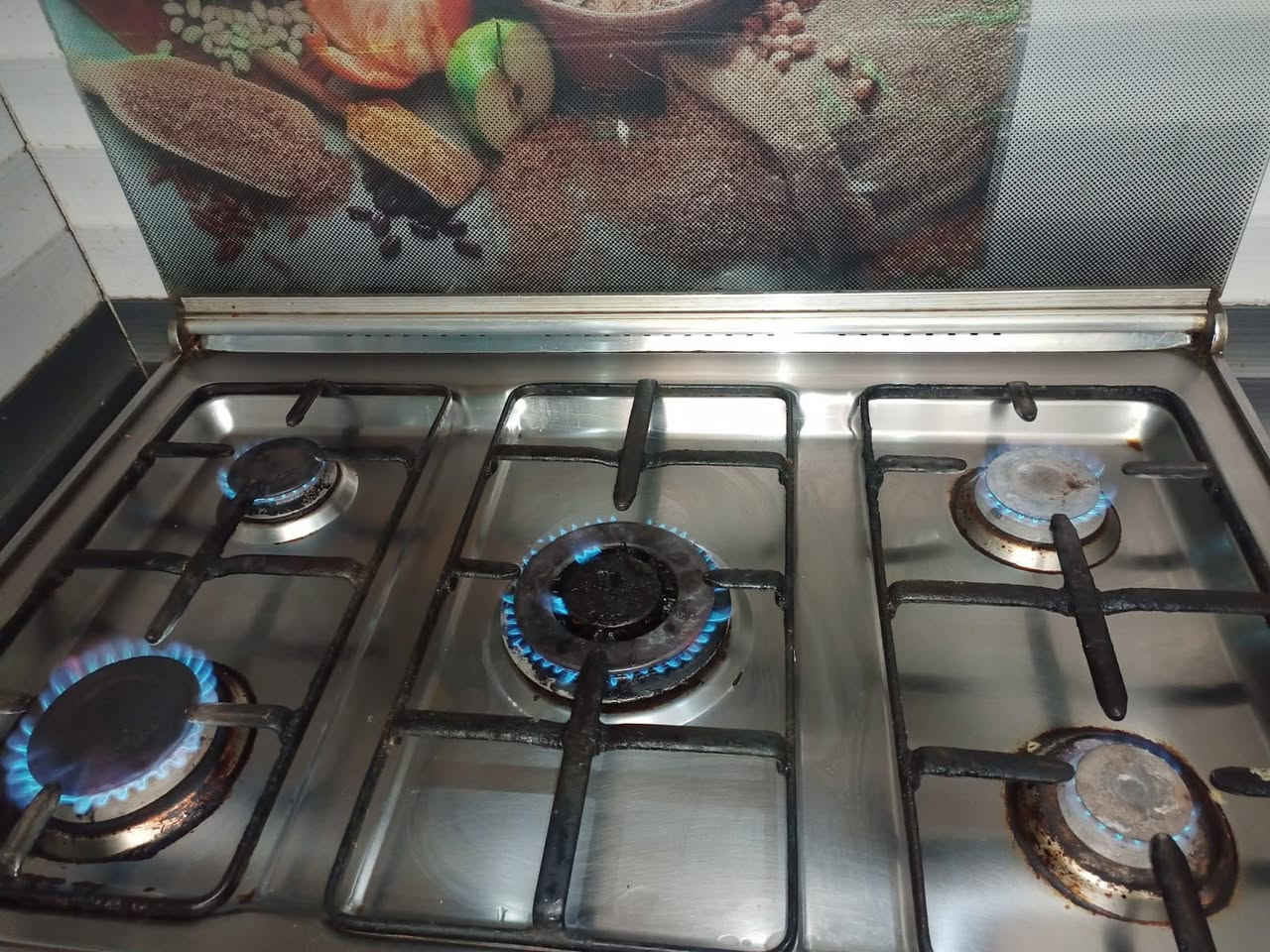 طباخ • نضيف • ٥ عين