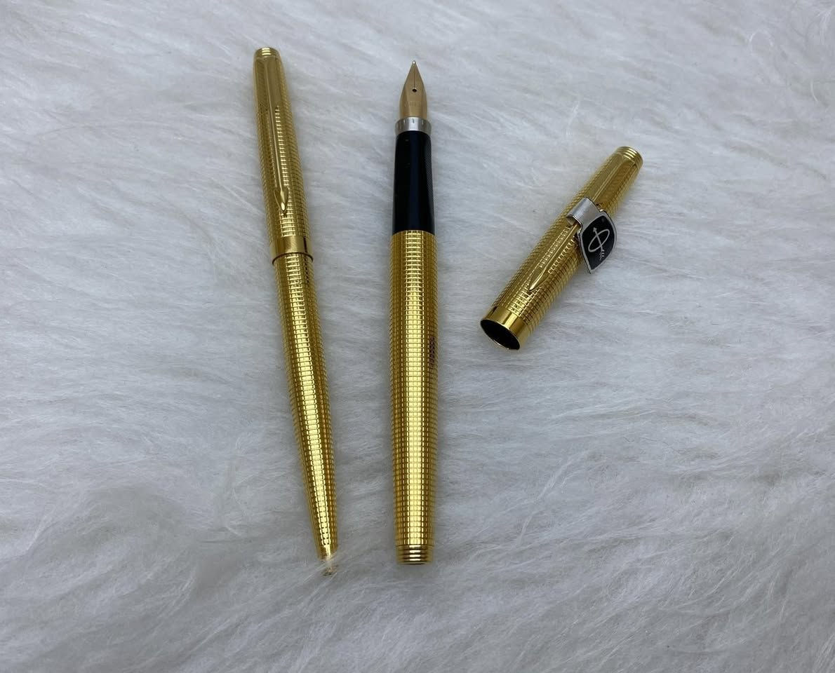 PARKER(75)
سيت باركر ٧٥
حبر و جاف
 امريكي المنشأ اصلي 
طلاء ذهب ثابت 
ريشة (سلاية) ذهب عيار 14k
نقشة مميزة ونادرة 
جديد غير مستخدم 
انتاج سنة الثمانينات 
مع العلبة الاصلية و الكرنتي
للاستفسار المراسله على الواتساب او الاتصال بالرقم  *********** 
يوجد خدمة توصيل داخل بغداد و محافظات #بغداد #محافظات
