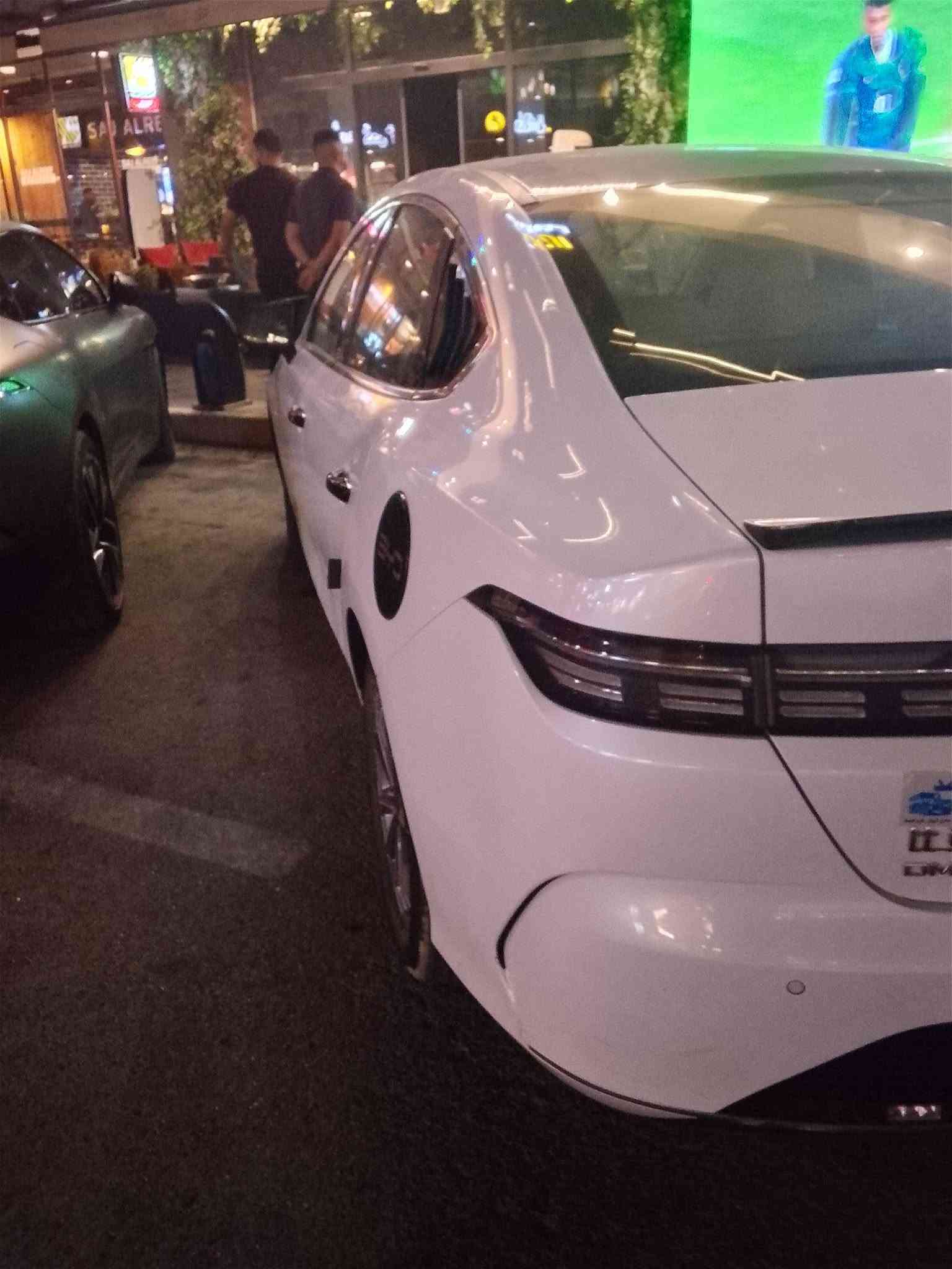بي واي دي دستورير ماشيه 6000 الكلي السعر 20 مليون وبيها مجال بسيط ***********
