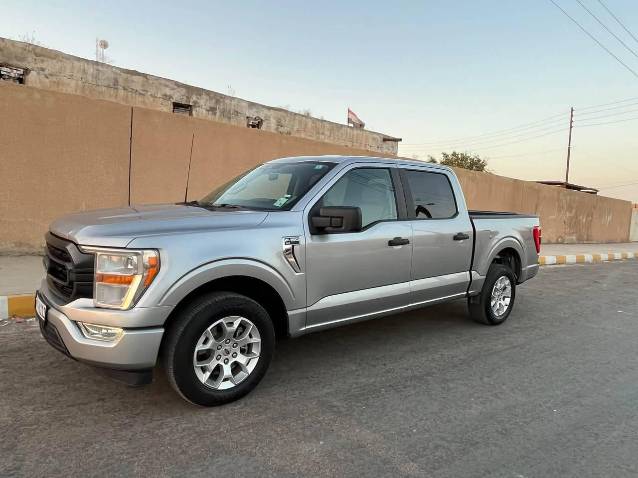 للبيع او المراوس حسب القناعة
فورد F150 XLT
السعر 260 وبيها مجال 
موديل 2022
محرك 6 سلندر 3500 تيربو 
ماشيه 14 الف  
 رقم بغداد دولي 
بدون صبغ فقط بارد بلجاملغ 
باب طويل بدي قصير المرغوب 
 ارباك ستيرن وبرده 
عدة جك سبير كله كامل 
-مكان السياره سامراء 
-الاتصال على الرقم ‭ ‭ ‭***********‬
