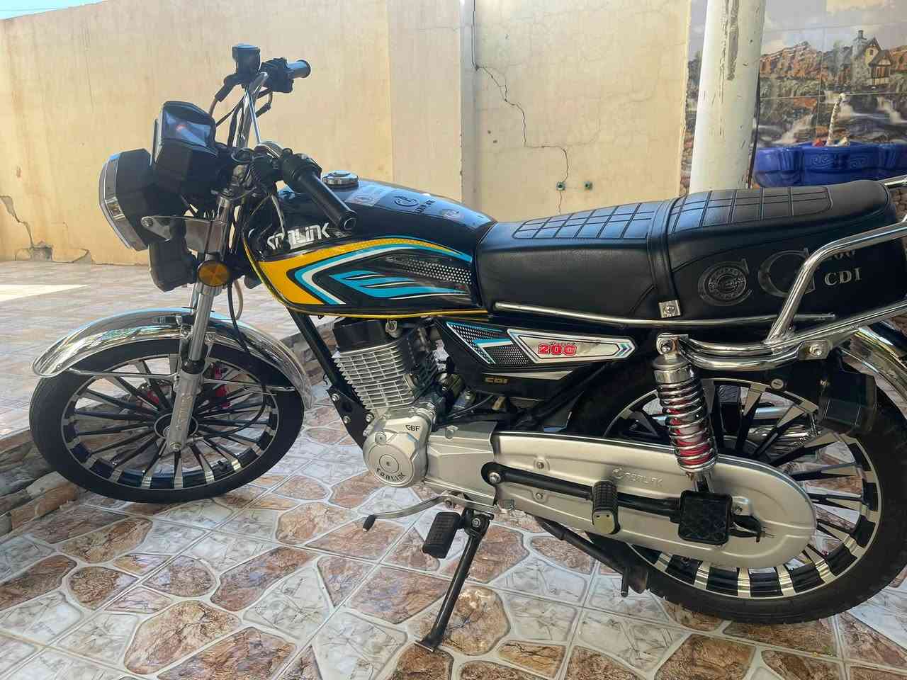 سيفان للبيع ٢٤ شكل ال ٢٥  المكان بلدروز السعر ٦٥٠
***********
