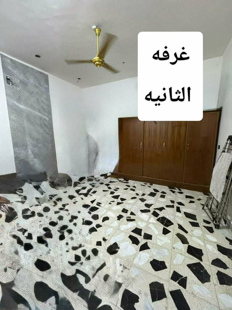 السلام عليكم عندي بيت للبيع حي ميسان شارع البوريات قرب اسواق المصطفى شارع 12 رقم العقار 22374/3 بنيان جديد طابق واحد اساس صب رفت مسلح حصيرتين زائد جسور مخفيه تحت الحصيرتين 
بنيان طابوق جمهوري النهروان 
السقف صب كونكريت مسلح 
المجاري داخل الرفت 
كهرباء بوري مي دفن درجه اولى 
المطبخ والصحيات بورسلين للسقف 
ارضيه كاشي مكان السبالت بورسلين للسقف 
مساحة العرصه 200 متر الواجهه 10 والنزال 20 البيت متعوب عليه مال جناي 
غرفتين معزولات عن الصاله وصحيات داخليه وصاله كبيره ومطبخ حار وبارد معزولات مكاشيف عدد 2 واستقبال كبير وطارمه وصحيات خارجيه سياج الشارع 3 دنك الواجهه بس ملبوخه سمنت سعره 265 وبي مجال بسيط رقم التليفون 
***********
