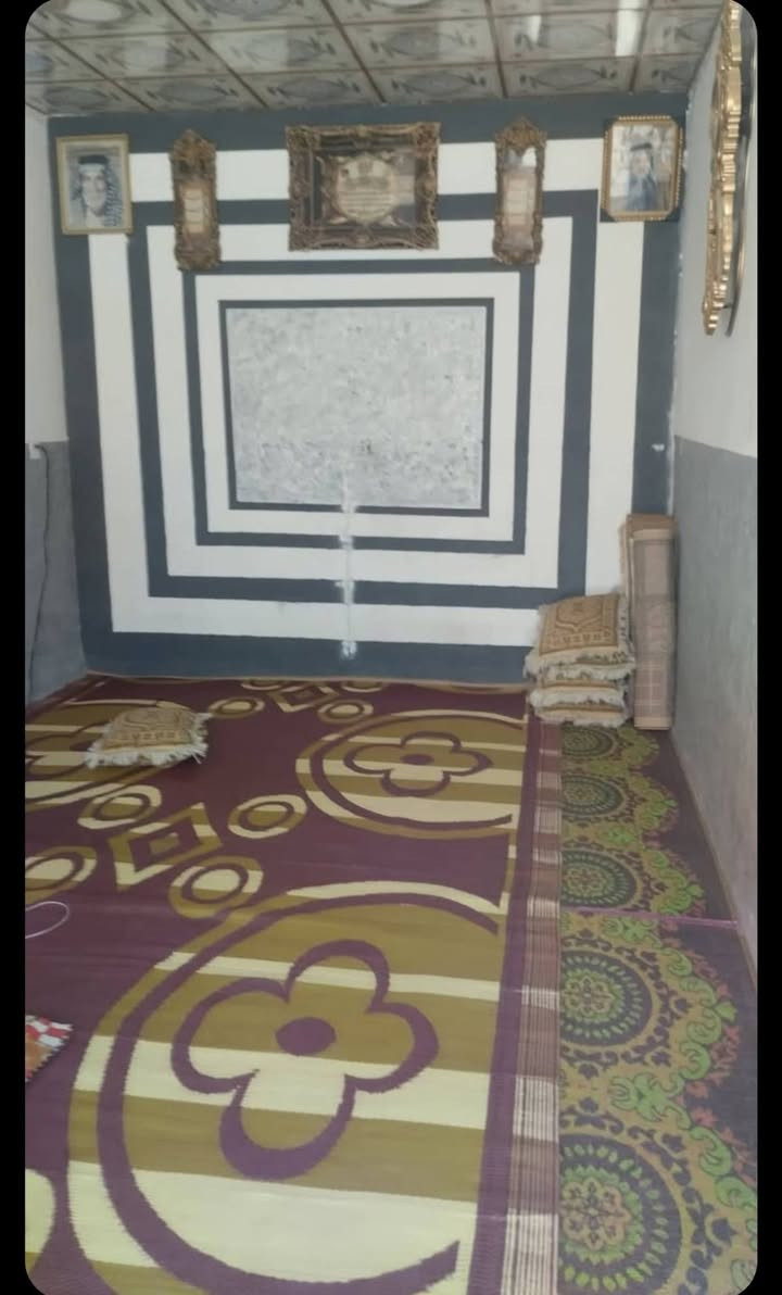 دار البيع المساحه 140 يحتوي عله غرفتين وصاله وستقبال حمام دخلي وخرجي شارع المعمل حي الصدرين قرب دارت متفجرات السعر خاص رقم ***********
