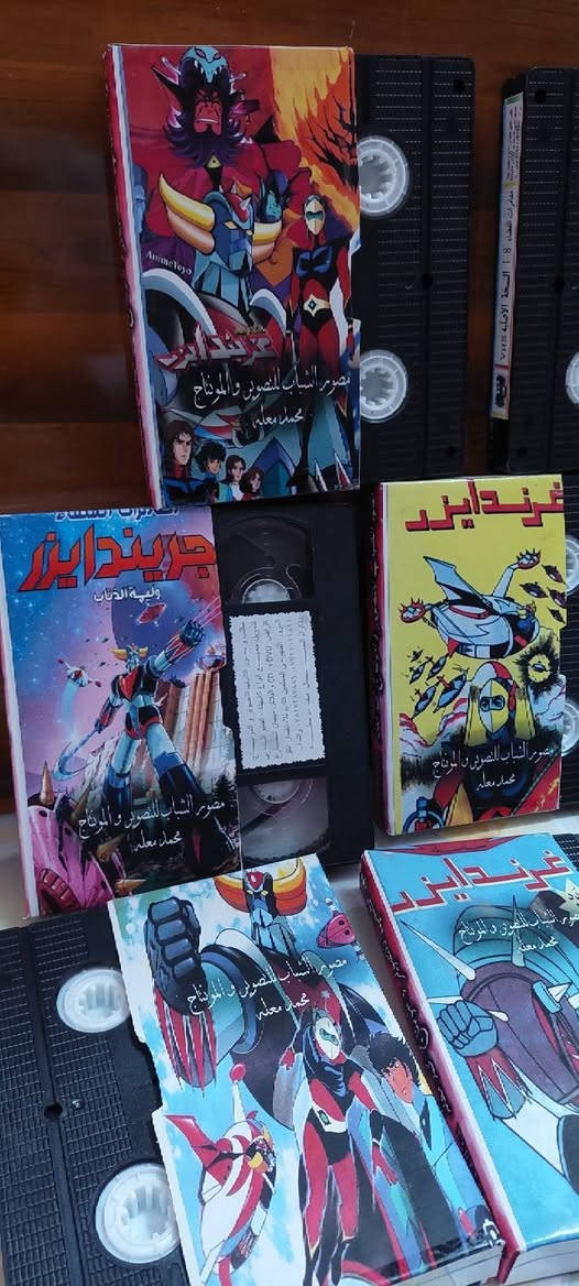 من النوادر
للبيع 
ب كاسيت ال VHS الكبير الفيلم 🎥 مغامرات (مغامرات الفضاء يوفو غرندايزر )  جديد غير مستخدم عدا الفحص ب النسخه الاصليه
مغامرات الفضاء يوفو غرندايزر
القصة: فكرة المسلسل قائمة على الصراع بين الخير والشر، يمثل الشر فيغا الكبير وهو قائد فضائي شرير يسكن في سفينته الفضائية في الفضاء الخارجي هدفه السيطرة على جميع كواكب الكون، يستخدم فيغا في هجومه على الكواكب الأخرى رجالا آليين وروبوتات ضخمة، وفي يوم من الأيام يقوم فيغا الكبير بغزو كوكب فليد المسالم لكن يتمكن دوق فليد وهو ابن ملك الكوكب فليد الهرب من خلال سرقة الغرندايزر الذي كان يطور على كوكب فليد المتقدم علمياً ويقود غرندايزر إلى الفضاء الخارجي إلى أن يسقط بعد أيام متعبا على كوكب الأرض ويعثر عليه الدكتور آمون رئيس مركز أبحاث الفضاء في اليابان ويقوم بتبني دوق فليد دون الإفصاح عن حقيقة شخصيته ويطلق عليه اسم دايسكي، تبدأ أحداث المسلسل عندما يجهِّز فيغا الكبير خطته لغزو الأرض ويتفاجأ فيغا بوجود غرندايزر على الأرض. ينضم إلى جانب دوق فليد أبطال آخرون لمساندة غرندايزر وهم كوجي ومن ثم هيكارو وماريا أخت الدوق فليد، وفي نهاية المسلسل يتمكن دوق فليد وفريقه من القضاء على فيغا الكبير وأسطوله وفي الحلقة الأخيرة يغادر دوق فليد وأخته ماريا الأرض عائدين إلى وطنهما الأصلي كوكب فليد، لكنهما يعدان أصدقائهم بالعودة في يوما ما.
سعر الكاسيتات (ع الخاص ) 
خدمه توصيل لكل المحافظات في العراق 🇮🇶 ودول الخارج 
مع شركه الامزون للتوصيل السريع .
للاستفسار اكثر مصور الشباب ميسان شارع المرور القديم حي المعلمين . ***********
***********   إتصال واتساب تلكرام محمدمعله
