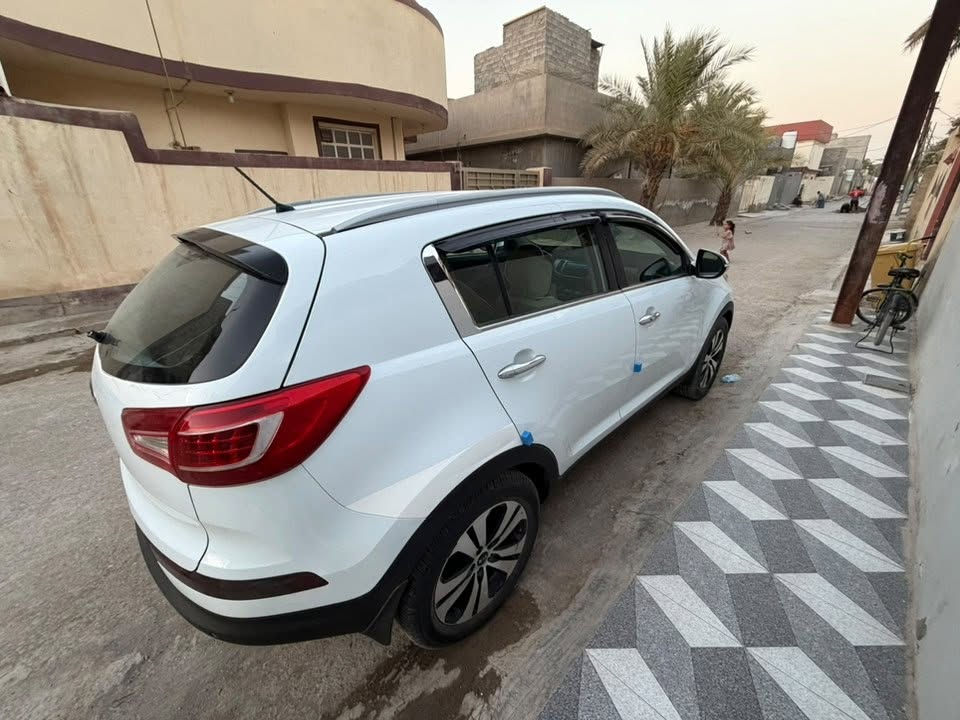 اسبورتج 2013 خليجي 
مكينة 2000دوش 
كفالة عامة من صبغ وتبديل عدا البارد يم باب سائق شي قليل 
 دوشمة جاهزة سيارة مال جناي 
بصمة 🅱️رقم بغداد تبريد ❄️
العنوان ديالى بعقوبة 
*********** 
سعر ١٣٥ وبيها مجال
