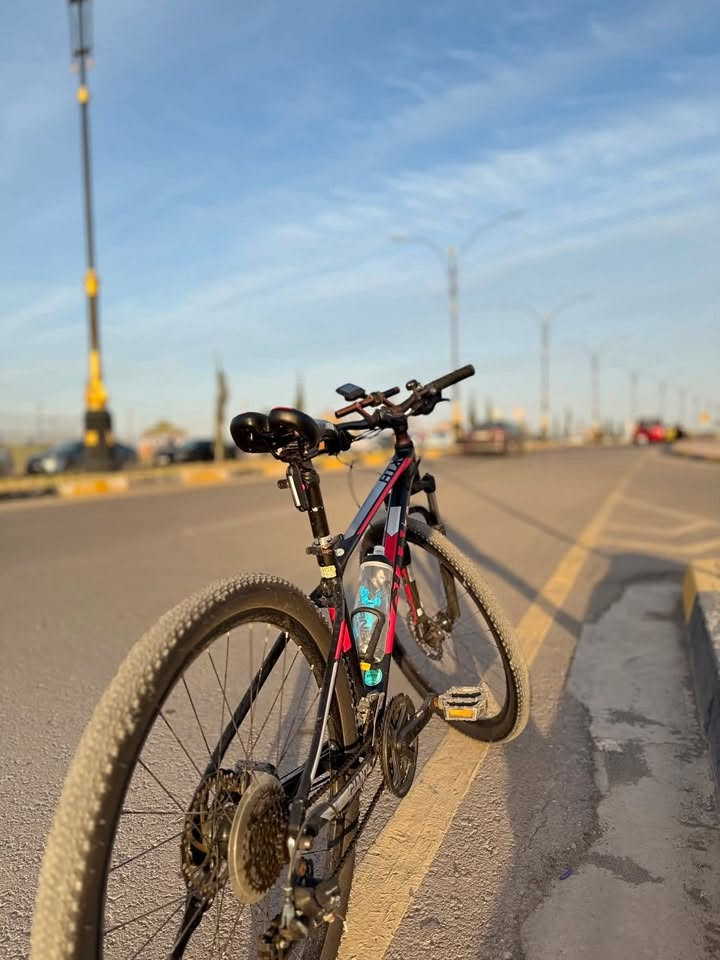 * 🚲 النوع: Mountain Bike – جبلي
* 🏷️ البراند: GIANT
* 🖤 اللون: أسود × أحمر
* 🧱 الإطار: ألمنيوم، نظام Hardtail (مساعد أمامي فقط)
* 🔧 المساعد: تعليق أمامي قابل للضبط حسب نوعه
* 🛑 الفرامل: Disc Brake أمامي وخلفي
* ⚙️ التبديلات: غيارات أمامية وخلفية
* 🛞 الإطارات: عريضة ومخصصة للطرق الوعرة قماش كتان 
* 🔩 الجنوط: ألمنيوم
* 💺 كرسي رياضي مع عمود قابل لتعديل الارتفاع
* 🚴 الدواسات: Platform
* 🔌 الوايرات: نضام دفن 
***********

