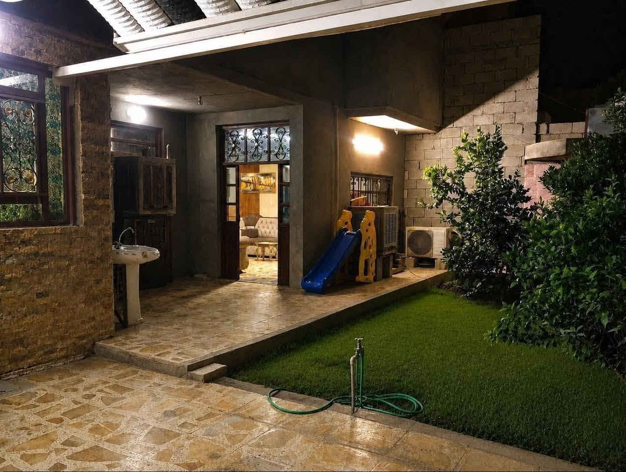 السلام عليكم
دار للبيع في حي الجبيرية الثانيه 
الدار بناء حديث يقع قرب الشارع العام مقابل الشهداء 
✅ المساحه 250 م 
✅ حديقه واسعه 
✅ كراج مع مضلة حديثه
✅ صاله كبيره 
✅غرفة خطار 4×7
✅ ثلاث غرف نوم مساحة كل غرفه 4×5 
✅ غرفتين طابق اول والغرفه الثالثه في الطابق الثاني 
✅ مطبخ كبير 4×5
✅ صحيات داخليه و خارجيه
✅ الواجهه 12,5 والنزال 20
✅ بناء جناي وليس تجاري
✅ الدار بأسمي شخصياً 
          للأستفسار الأتصال *********** او واتساب
