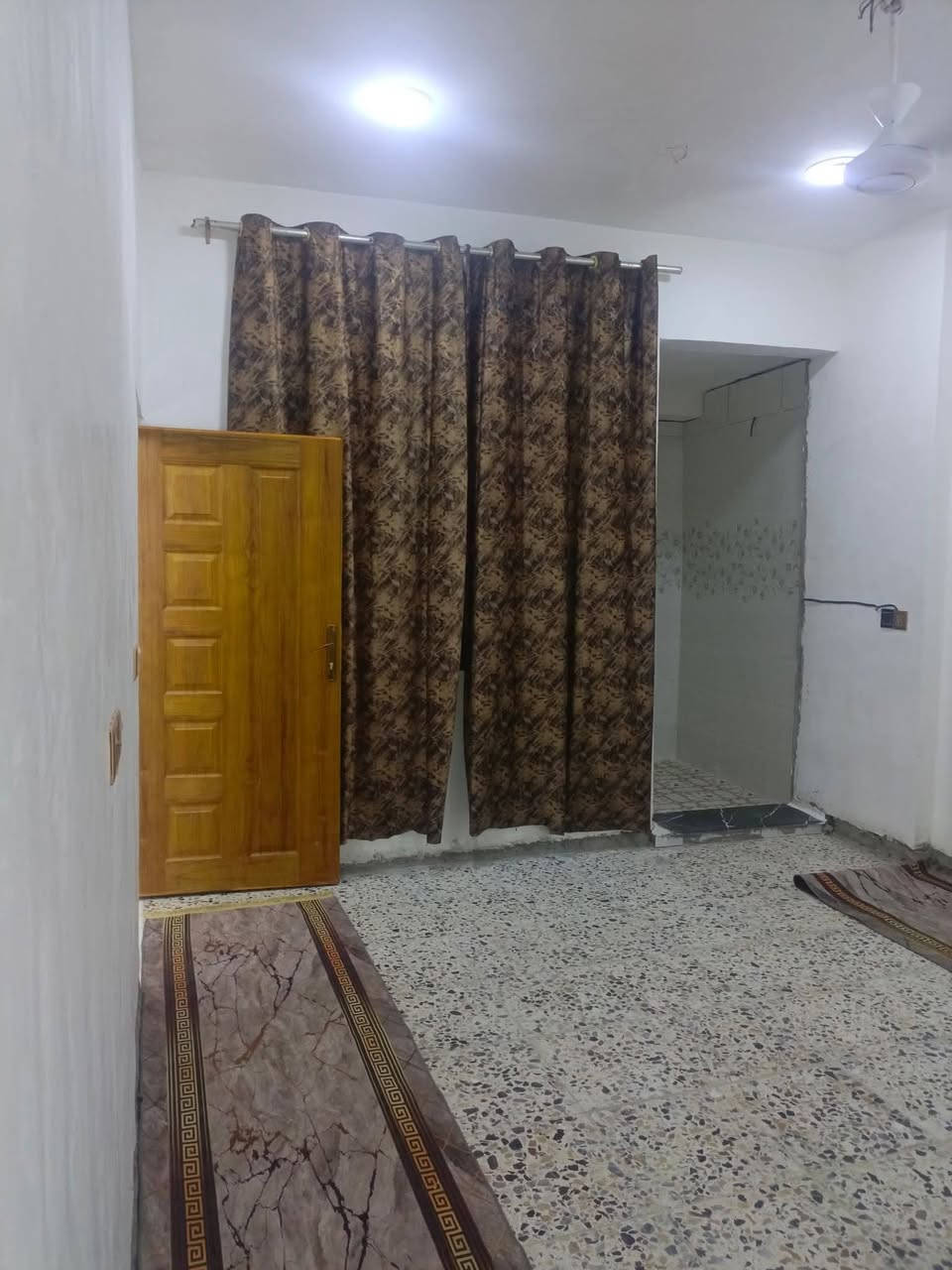 السلام عليكم
بيت لبيع او المراوس 
/المساحة 500
مساحة البناء300 
 حي السفير
غرب كراج الشماعية
اسقبال+غرف عدد6+صالة عدد3+مطبخ عدد2
 صحيات عدد 6
الرقم ‏‪‏‪***********
