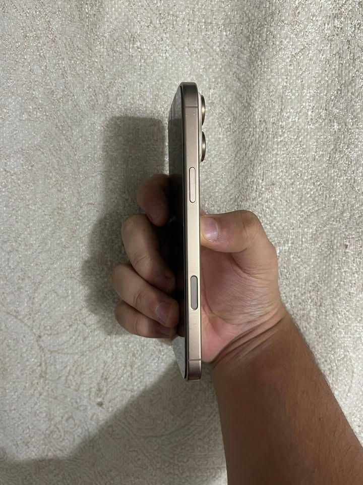 آيفون ١٦ برو ماكس • ٢٥٦ • بطارية ٩٠٪