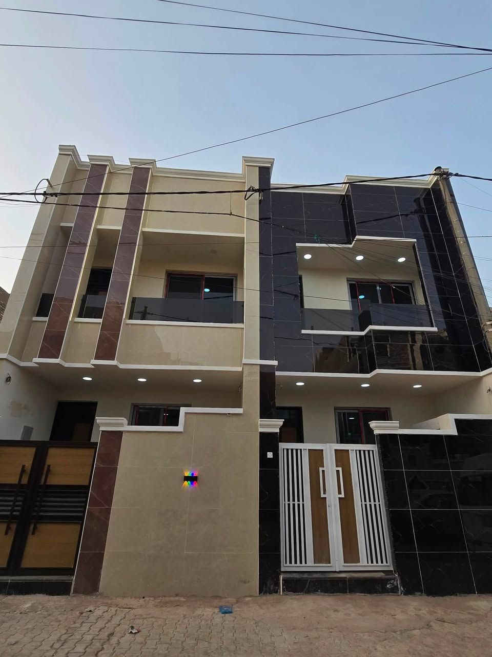 تونات للبيع  مساحةالواحد ١٠٠ يحتوي علا طرمه صاله مدخلين ممر حولي مطبخ مفصول حمام منور غرفه جوه  فوك ٣غرف حمام بلكونه بيتونه صحين موقع الحريه قرب ملحق البستان للاستفسار عل الرقم ***********
