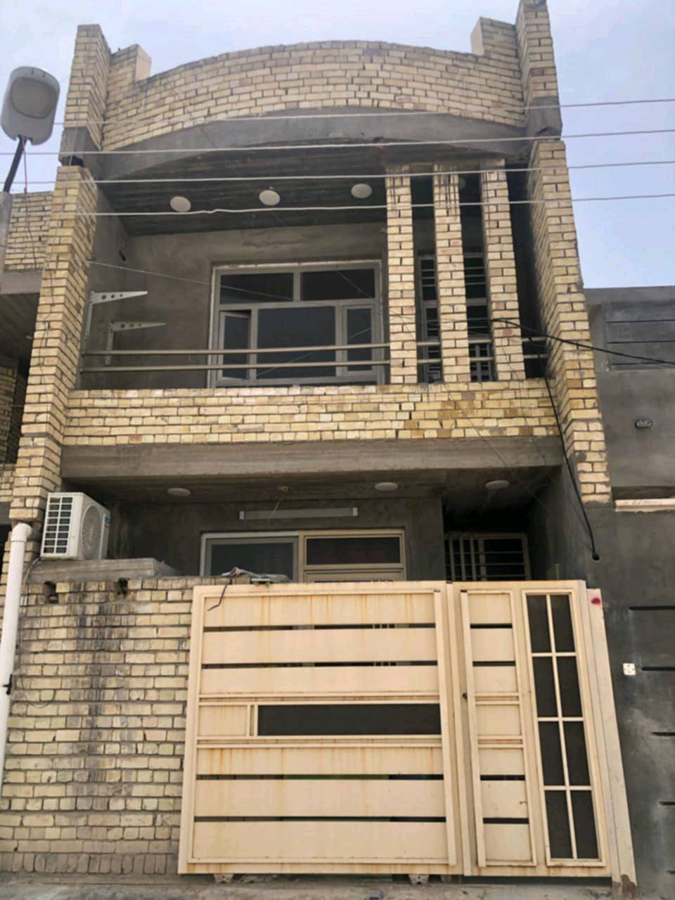 بيت طابو صرف ١٠٠م واجهة ٥م نزال  ٢٠ م طابقين بناء كامل الطابق الأرضي يحتوي على تواليت خارجي واستقبال و صالة ومطبخ وحمام وتواليت مشترك وغرفة  و الطابق الأول غرفتين وحمام وتواليت كبار وبيتونة وسطح امام البيت تشجير حديقة مسيجة ومكان يصلح كراج سيارة السعر ١٧٥ مليون وبي مجال مطلوب قرض إسكان ٥٠ مليون  القرض شامل السعر
المكان الزعفرانية حي موظفي الأمانة
رقم الهاتف ***********