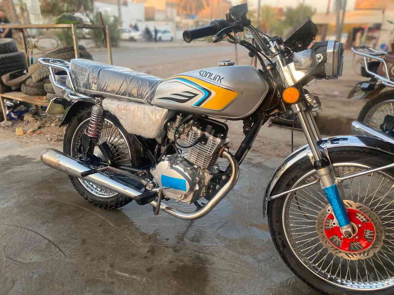 دراجه بعدها زيرو لون مميز نشاط و معدل فوللل بيها منفيس موديل ٢٠٢٥   تايكر شاشه عاطله بس بيها ضوه السعر خاص  مكاني سامرا رقم ***********
