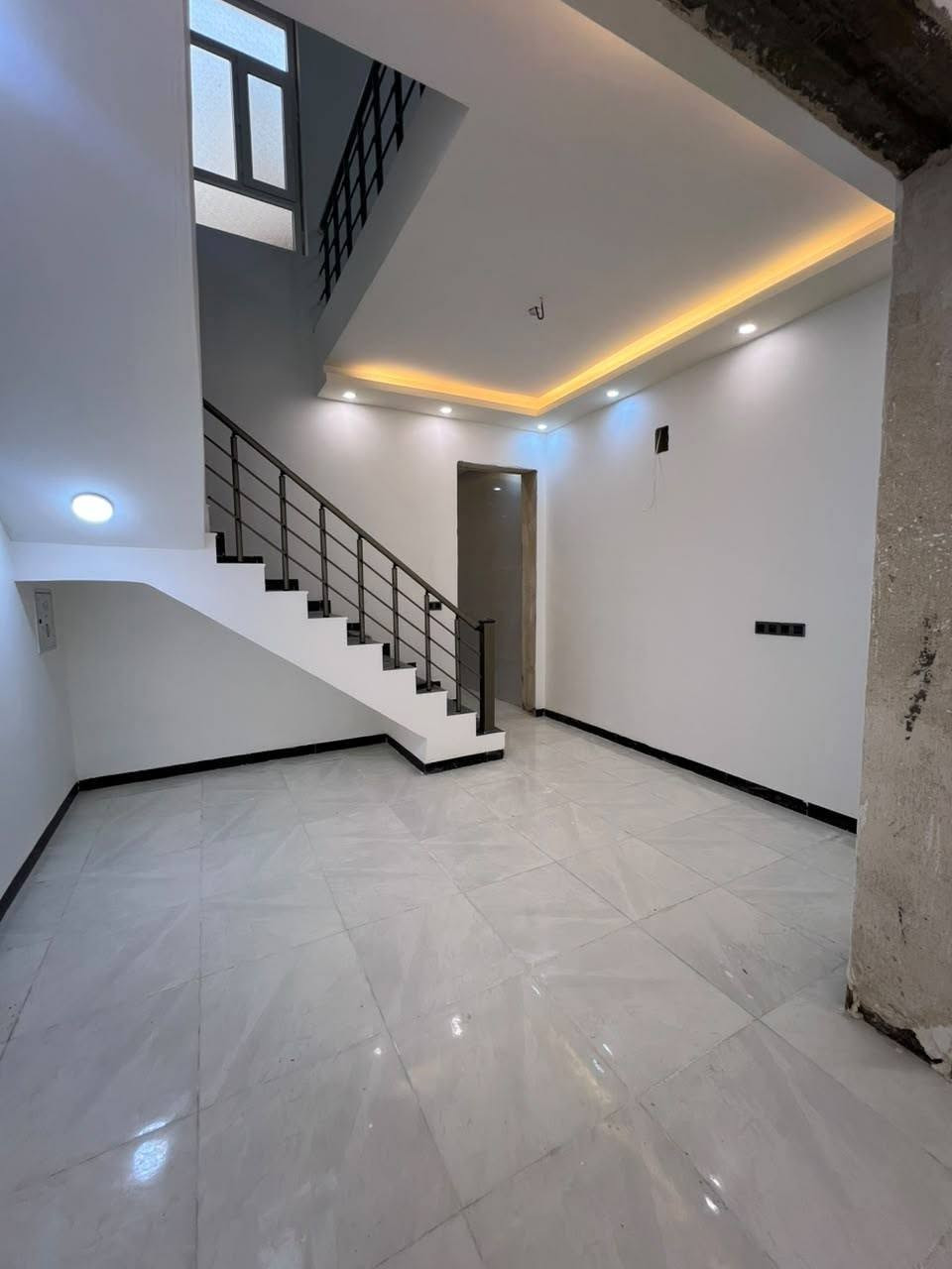 سلام عليكم 
بيت 100متر طابقين جديد ما مسكون🏠
طابق اول استقبال صاله مطبخ غرفه صحيات داخليه و خارجيه
طابق ثاني غرفتين وصاله وصحيات +سطح 
موقعه حي الوفاء ضهر التجاري قريب شارع الكيات 
كامل خدمات 
استفسار 
***********
