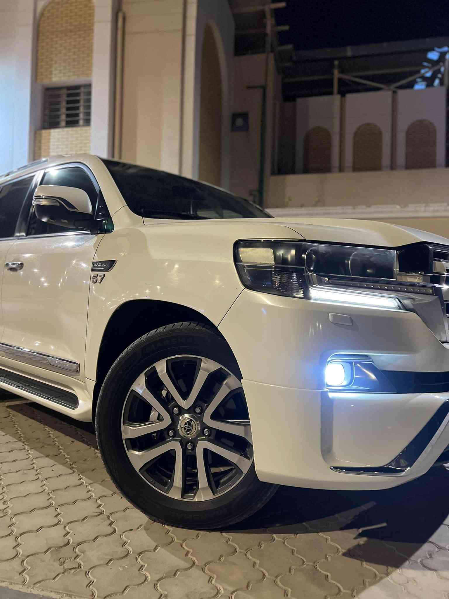 البيع لاندكروز 2017 VXR5.7 كفالة عامة ترهم مراوس 

    مقاعد جلد
* مقاعد أمامية كهربائية
* ذاكرة للمقعد في بعض المواصفات
* تبريد وتسخين المقاعد
* ثلاجة داخلية
* مكيف أوتوماتيكي/تحكم بالمناخ
* شاشة ونظام ملاحة
* Bluetooth
* USB
* نظام صوتي فاخر
* شاشات ترفيه خلفية في بعض النسخ
* مثبت سرعة
* تشغيل بصمة/زر
* تحكم بالمقود
* * رادار أمامي Dynamic Radar Cruise Control
* نظام ما قبل التصادم PCS
* تنبيه مغادرة المسار LDA
* مراقبة النقطة العمياء BSM/BSD
* تنبيه حركة المرور الخلفية * ABS
لاستفسار/***********
مكان سيارة البصرة
