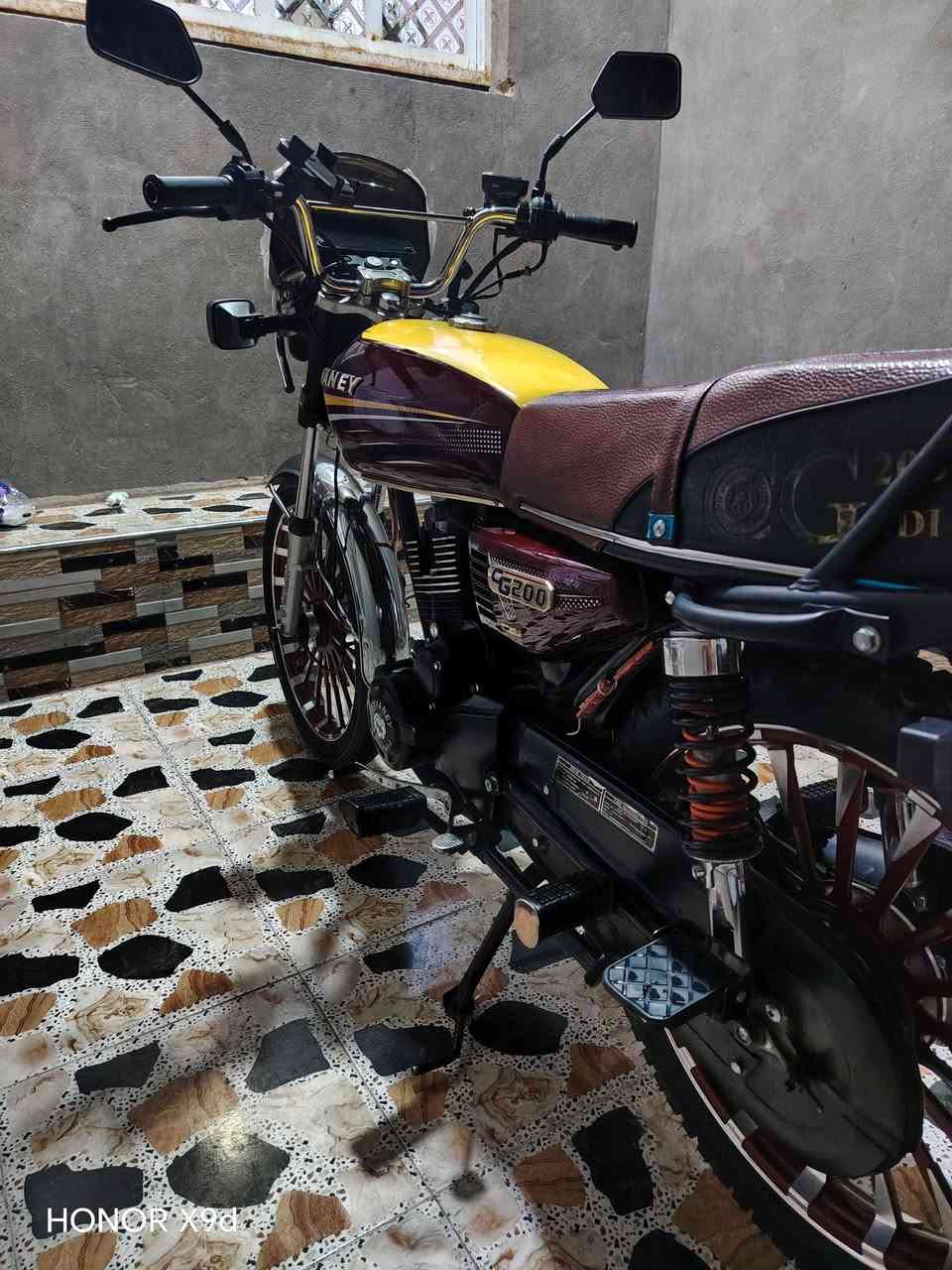 السلام عليكم دراجة موديل2025 محرك 200 cc سعر 850 تواصل ***********

نص مكتوب في الصور:
- HONOR X9d