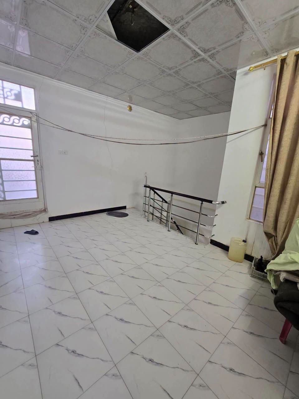 بيت لبيع بشارع المطار القديم المساحه ١٠٠متر طابقين يحتوي على غرف ٢ وصالات ٢ ومطبخ وستقبال ومكشوفه وصحيات السعر ٣٨وبي مجال للستفسار *********** مكتب بركات ام البنين قرب مثلجات سنبله
