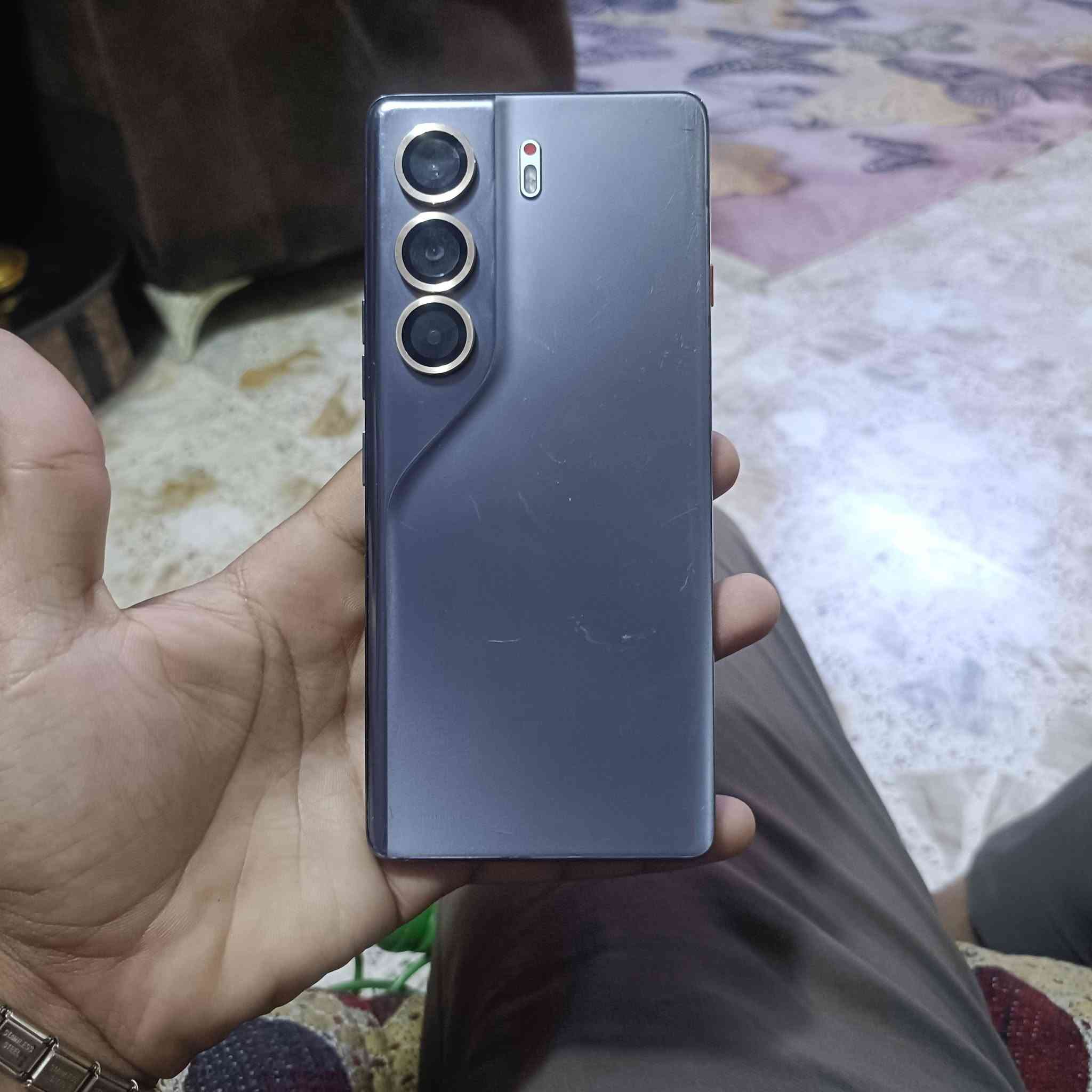 تكنو كامون 40 برو 5G 
ذاكره 256 
التخزين 8+3
بس بيه خط بالشاشه الجهاز جديد بس هذا الخط بيه 
السعر 225 وبي مجال مكاني مدينه الصدر
 والي ما يشتري لا يعلق ويكسر بالسعر  
رقمي ***********
