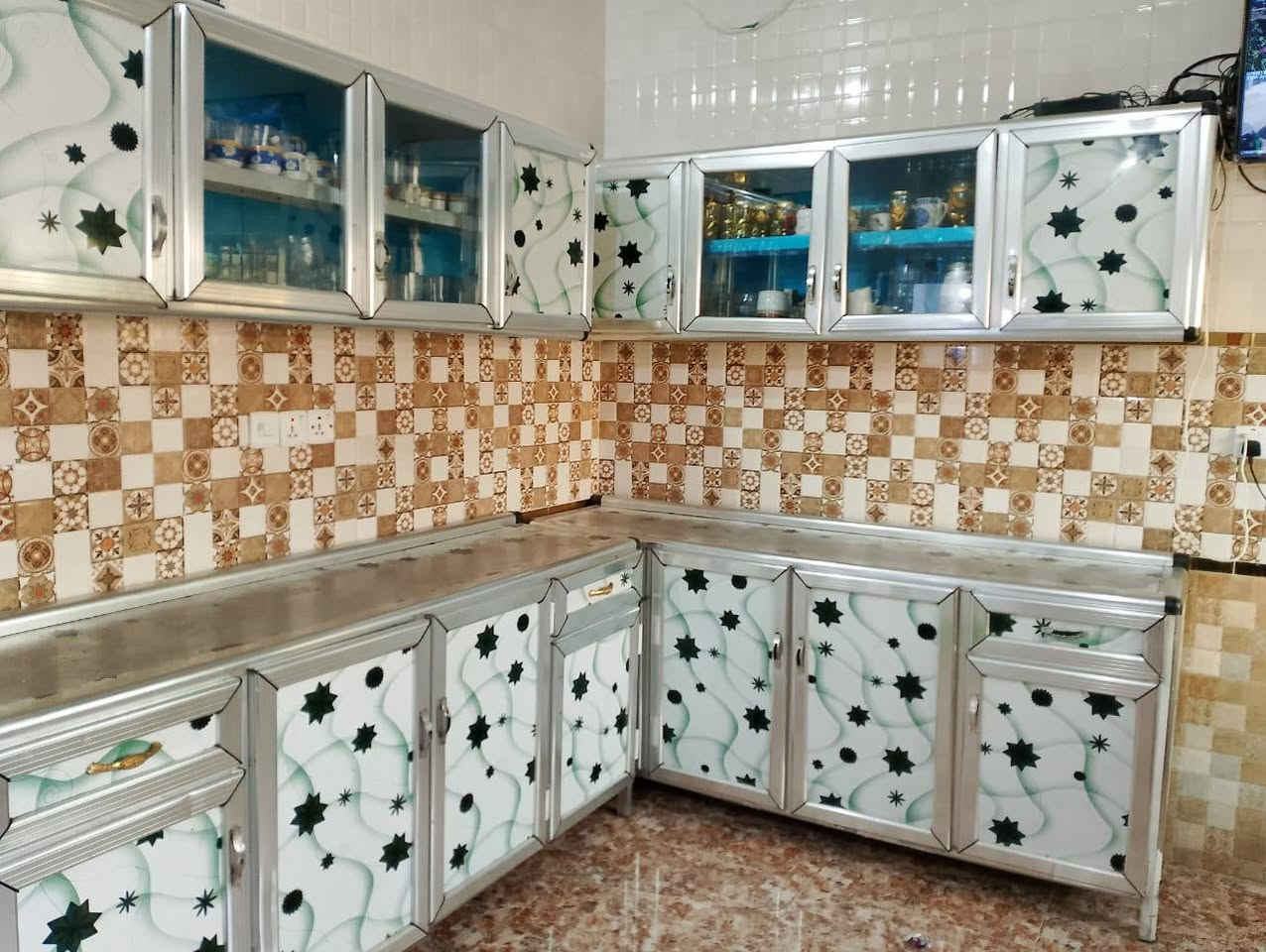 السلام عليكم كاونتر حطاطه 6 مترات والسنك متر ونص نظيف للبيع للاستفسار
والتوصل *********** واتساب
