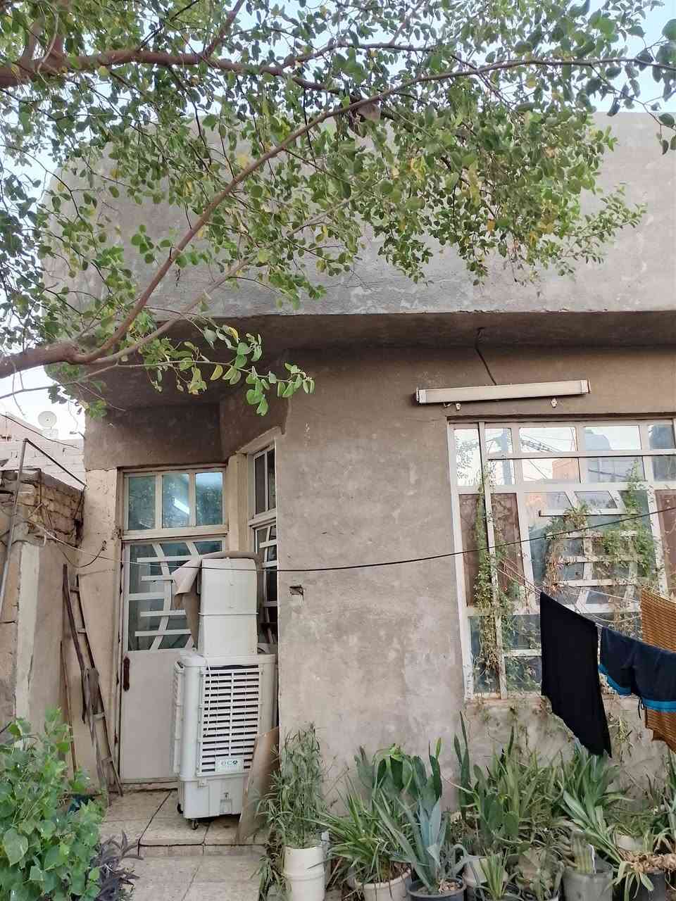 بيت للبيع المساحه 100متر طابو زراعي صرف
طابقين
يحتوي على حوش بمساحه كبيره
ويحتوي على استقبال وصاله ومطبخ وحمام وغرفه في الطابق الارضي والطابق الثاني يحتوي على غرفه بمساحه كبيره كلش والغرفه الثانيه في الطابق الثاني صاعده عل نص 
البيت عنوانه بغداد نهايه حي اور سبع قصور 
قرب مخبز الروان الي عل شارع 
المنطقه كامل خدمات مي ومجاري وكهرباء والشارع العام تبليط والفرع مقرنص يبعد ثاني بيت عل شارع  وبسعر مناسب والشراي يأمر أمر وميكون خاطره اله طيب
للأستفسار اتصل على هذا الرقم 
***********
