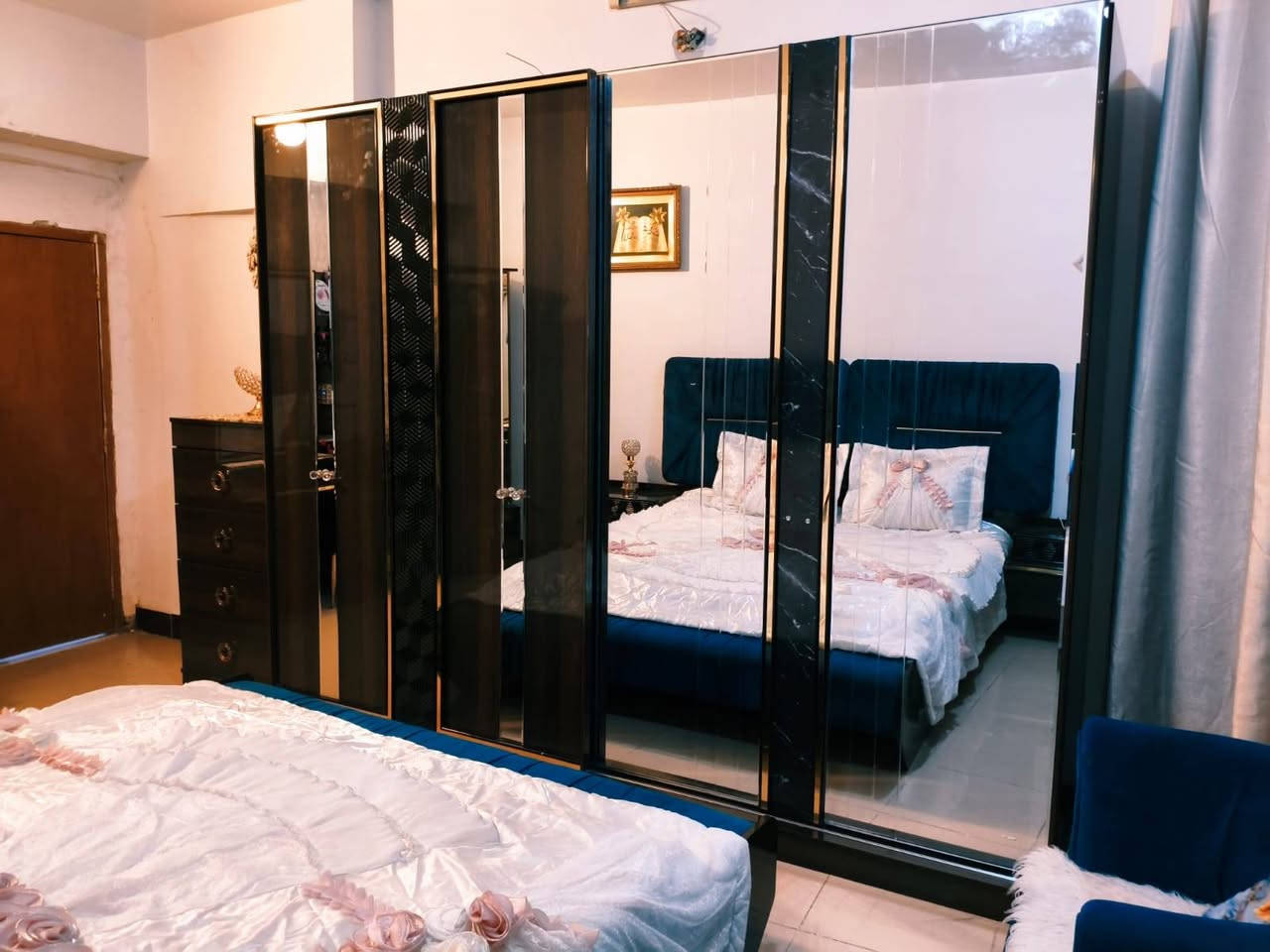🏡 للبيع: غرفة نوم فاخرة كاملة – بغداد
✨ مميزات الغرفة:
✅ طقم نوم كامل متكامل، تصميم عصري وفاخر
✅ سرير بتصميم أنيق مع ملاءس بيضاء ناعمة وتفاصيل وردية 🌸
✅ خزانة ملابس كبيرة بمرايا عاكسة – مساحة تخزين واسعة
✅ دولاب تجميل مع مرآة مضيئة ودرج تخزين 💄
✅ طاولات جانبية + كرسيين أنيقين
✅ لون أزرق داكن فاخر مع لمسات ذهبية، نظيفة جداً ومحفوظة
✅ المكان: بغداد
 
📞 للتواصل والاستفسار:
اتصل أو راسلنا على الواتساب:
➡️ [أكتبي رقم الهاتف هنا]‏‪***********‬‏
 
فرصة ما تتعوض! تواصلوا معنا بسرعة 🏃‍♀️💨

